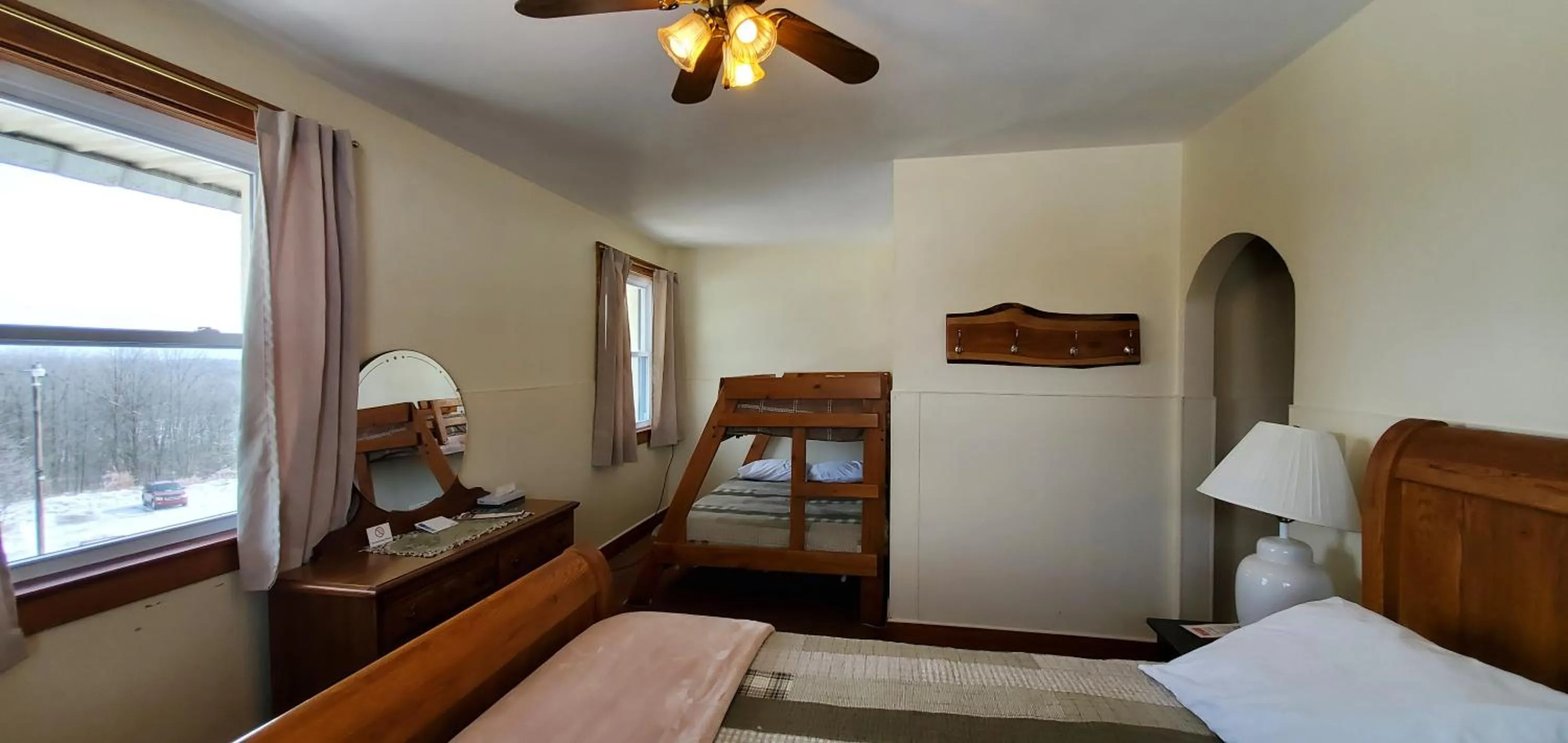 Bedroom, Bed in Lakewood Lodge & Restaurant