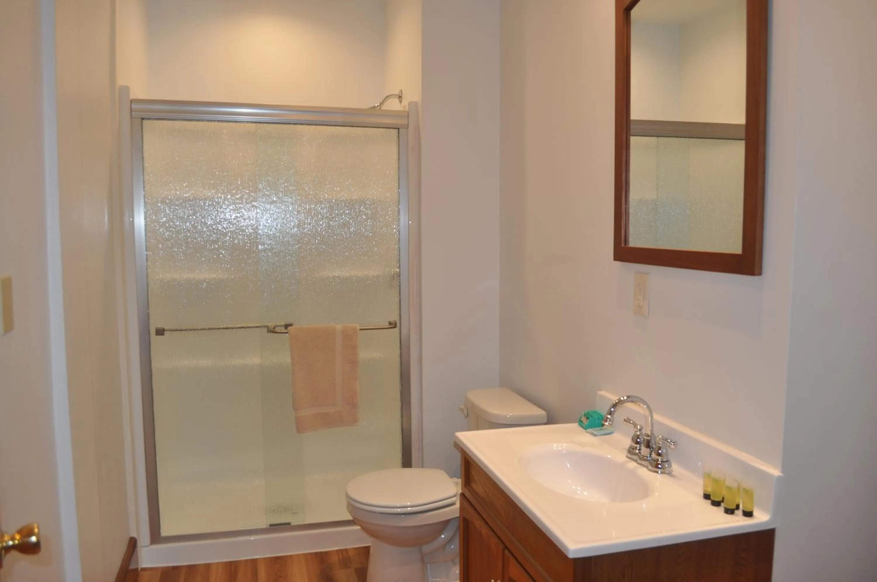 Shower in Lakewood Lodge & Restaurant