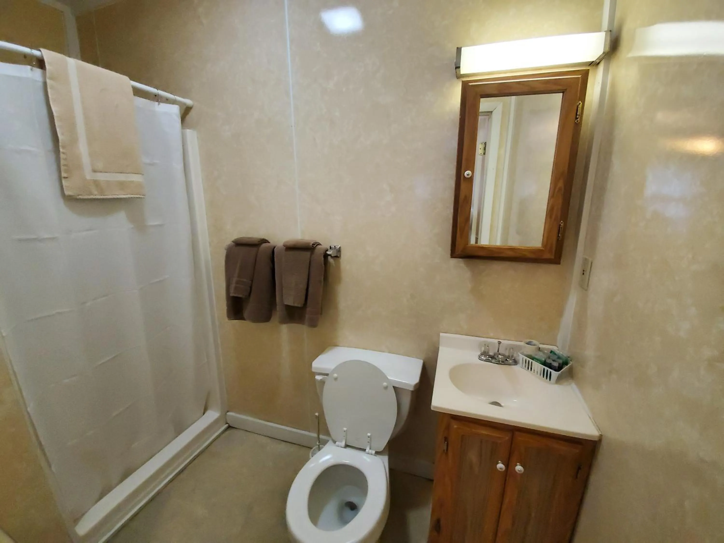 Shower in Lakewood Lodge & Restaurant