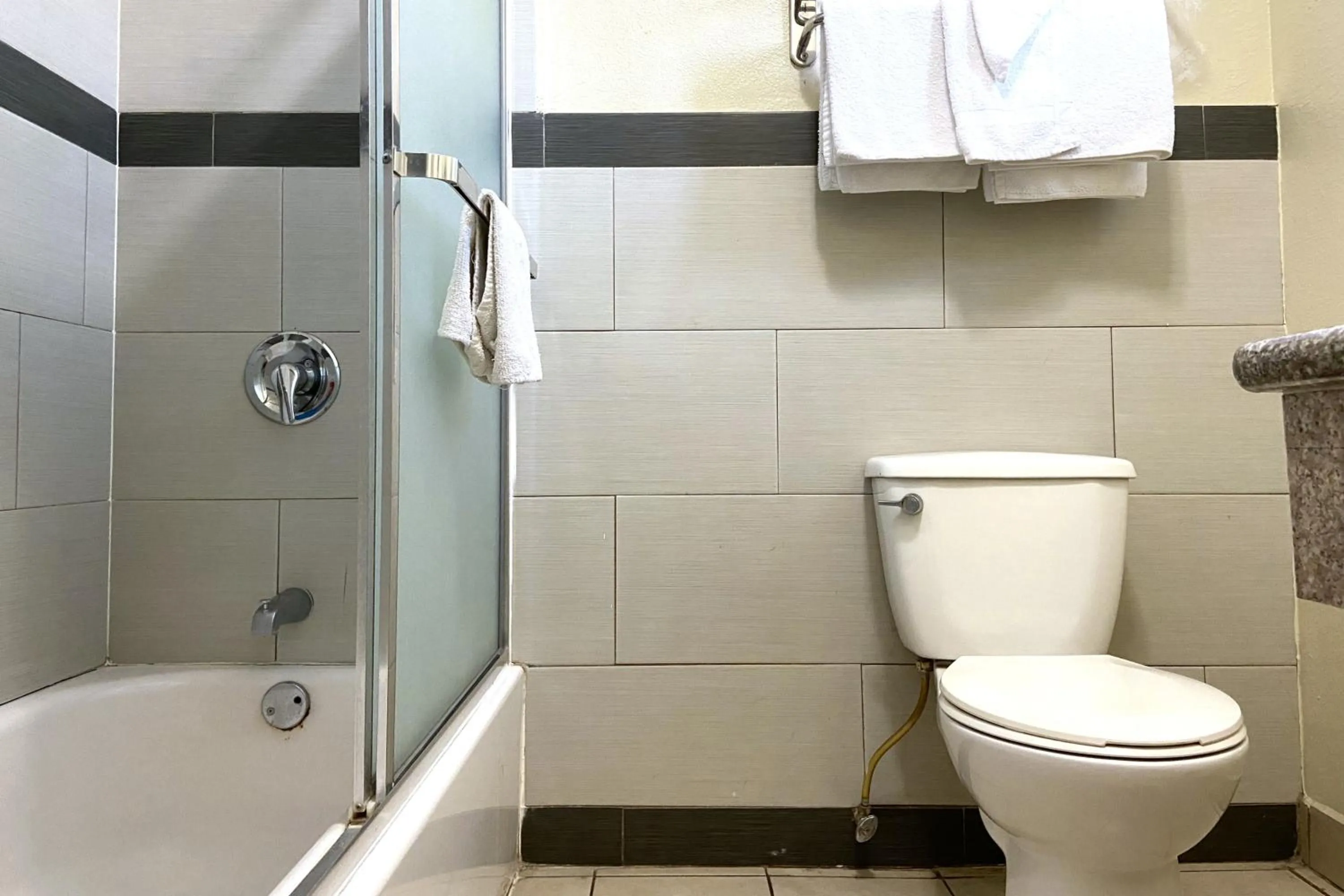 Bathroom in Robinhood Motel Anaheim West