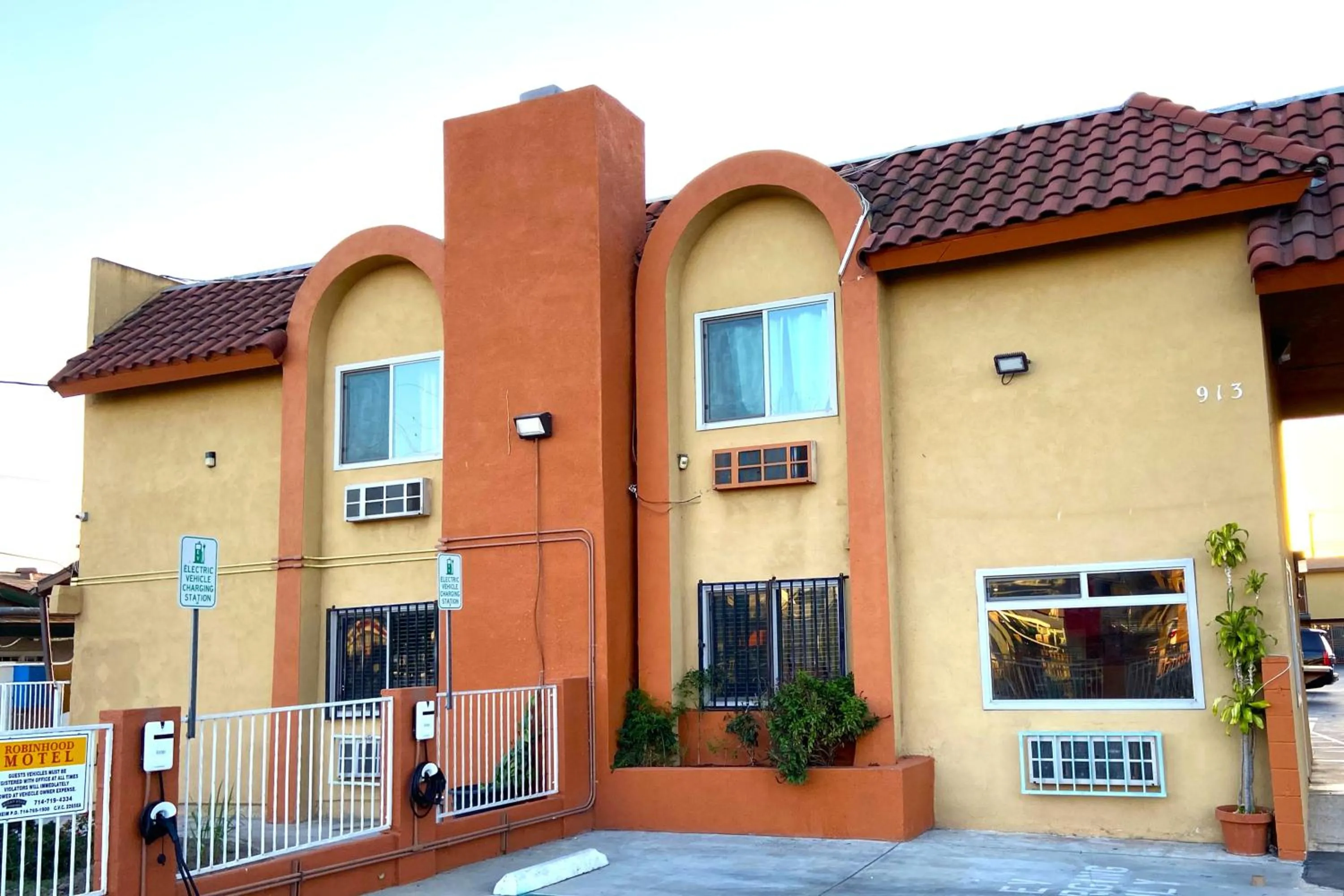 Property building in Robinhood Motel Anaheim West