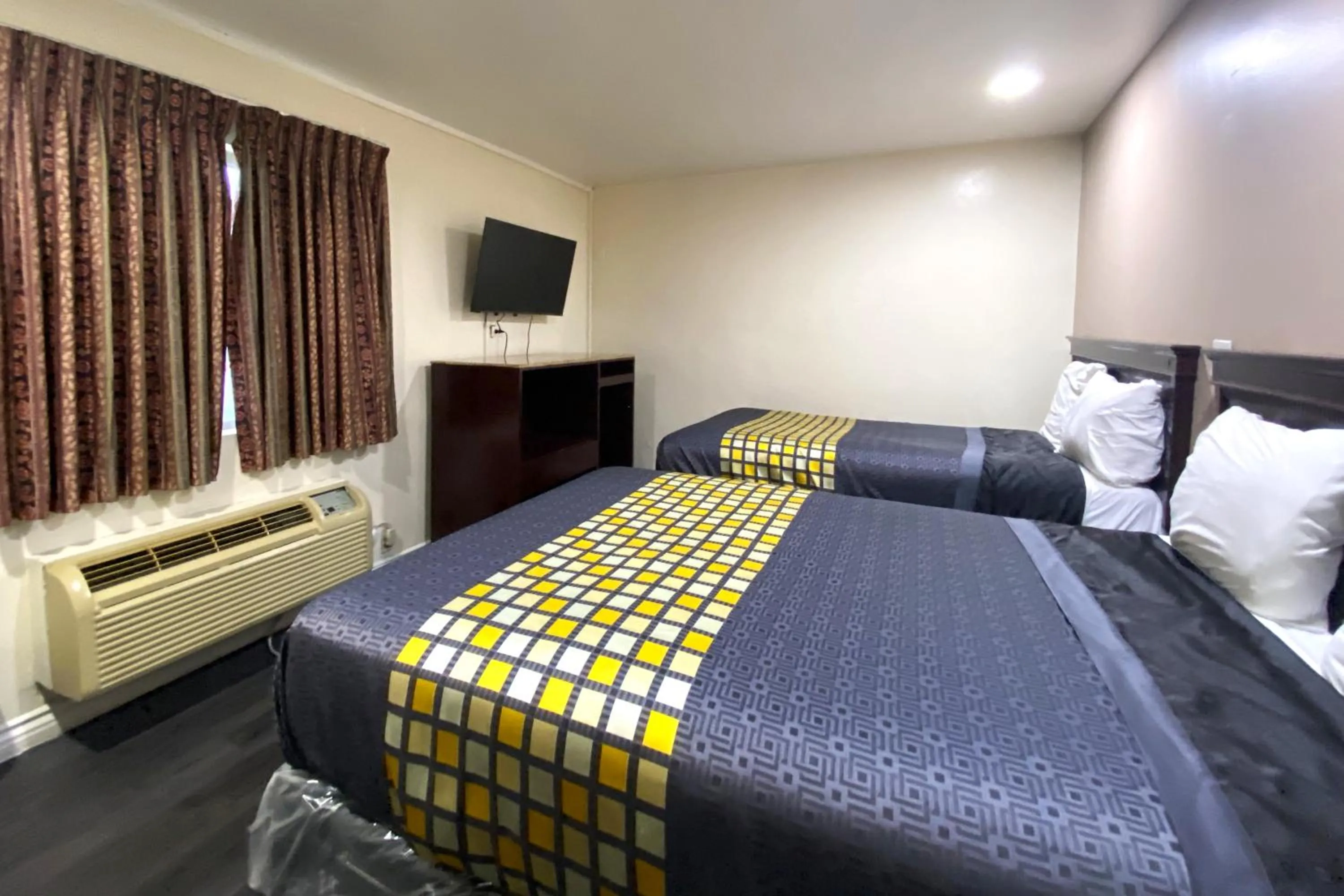 Bedroom, Bed in Robinhood Motel Anaheim West