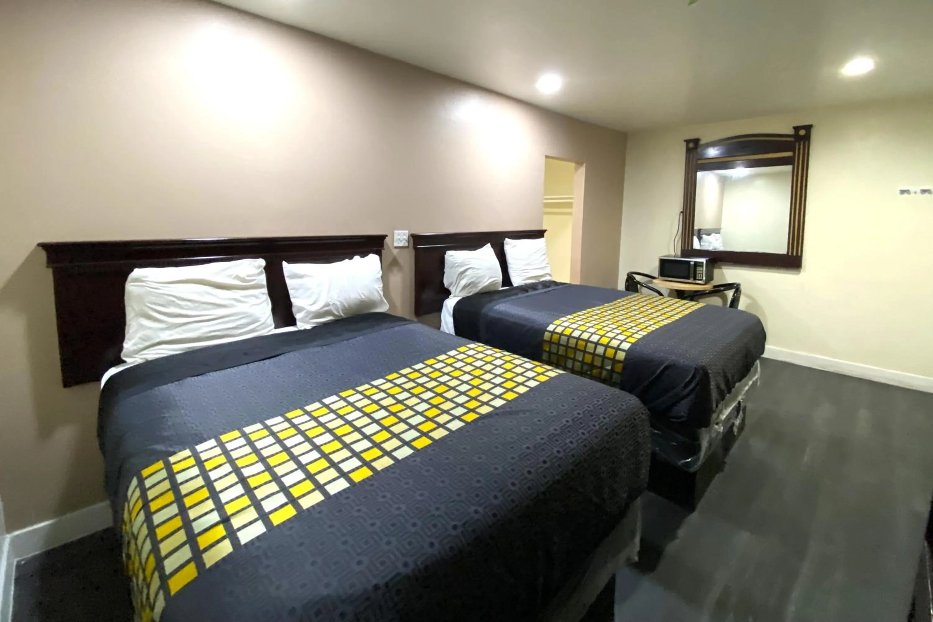 Bedroom, Bed in Robinhood Motel Anaheim West