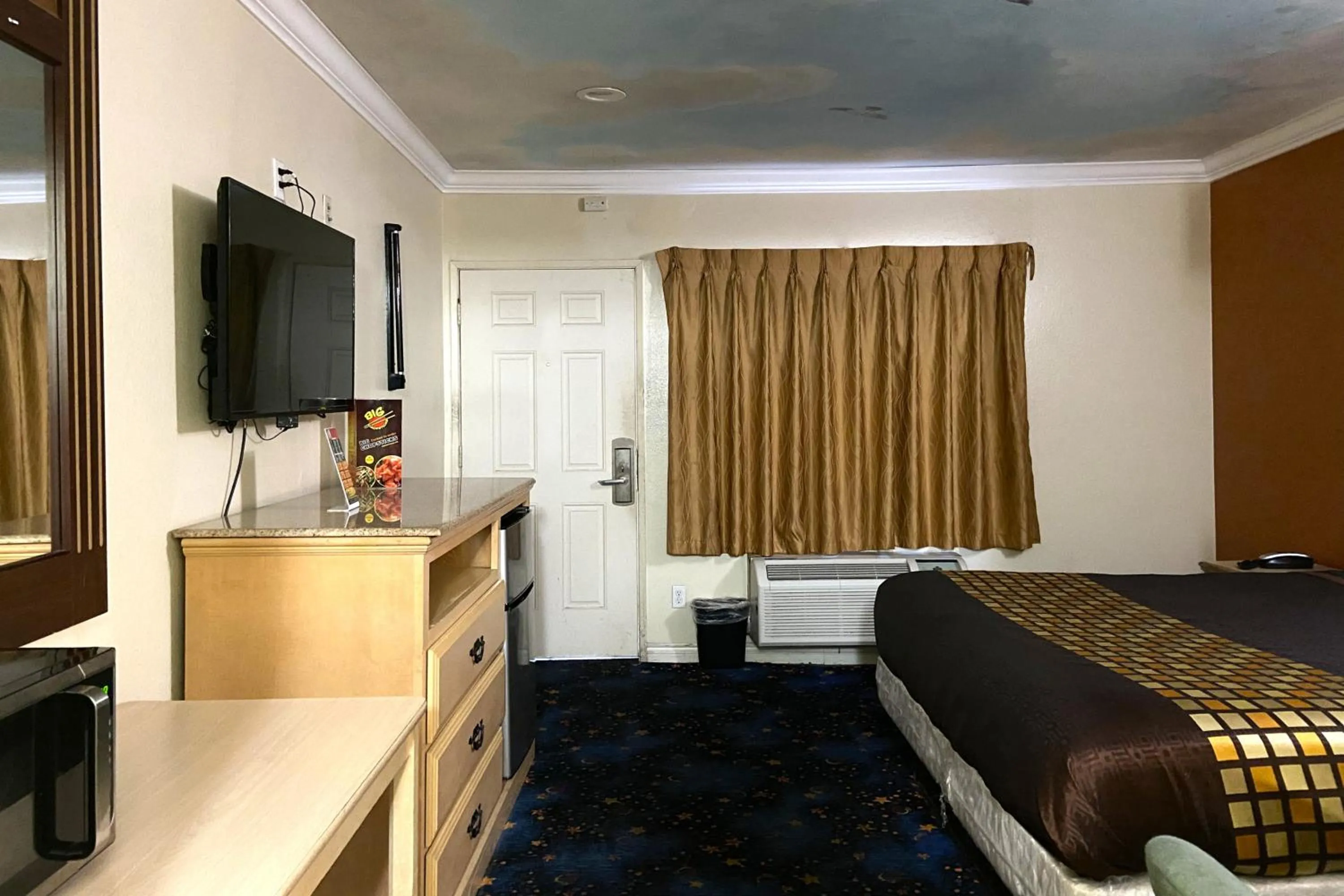 Bedroom, Bed in Robinhood Motel Anaheim West