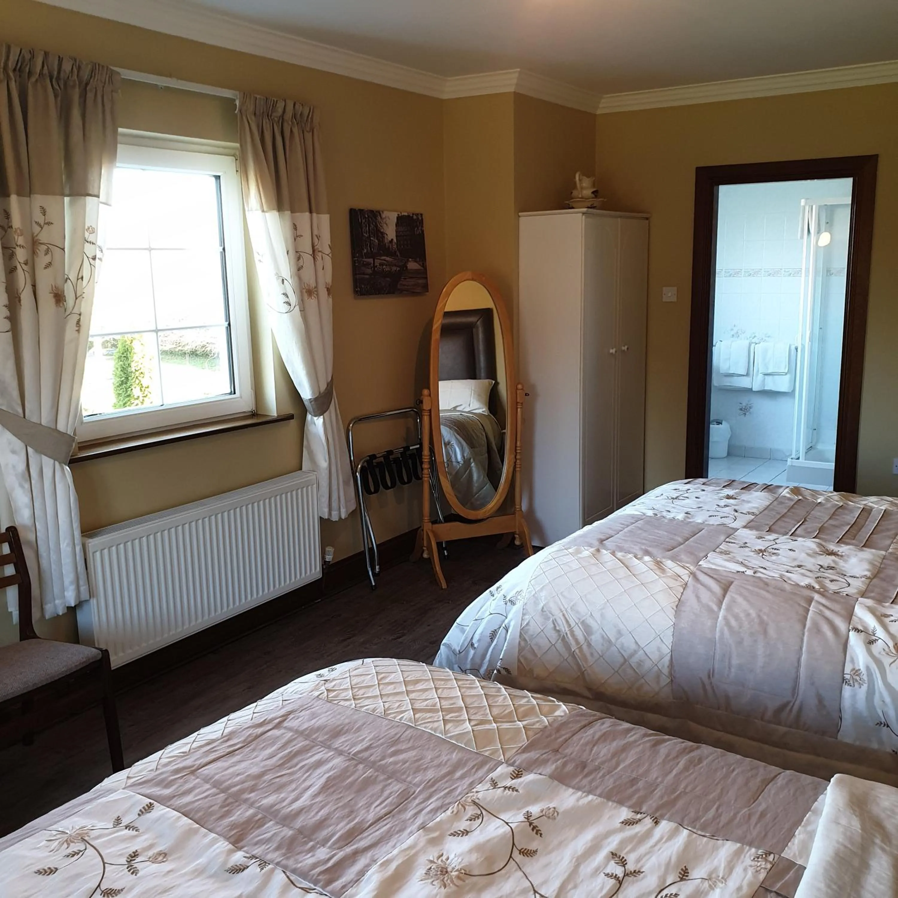 Photo of the whole room, Bed in Cloghan Lodge