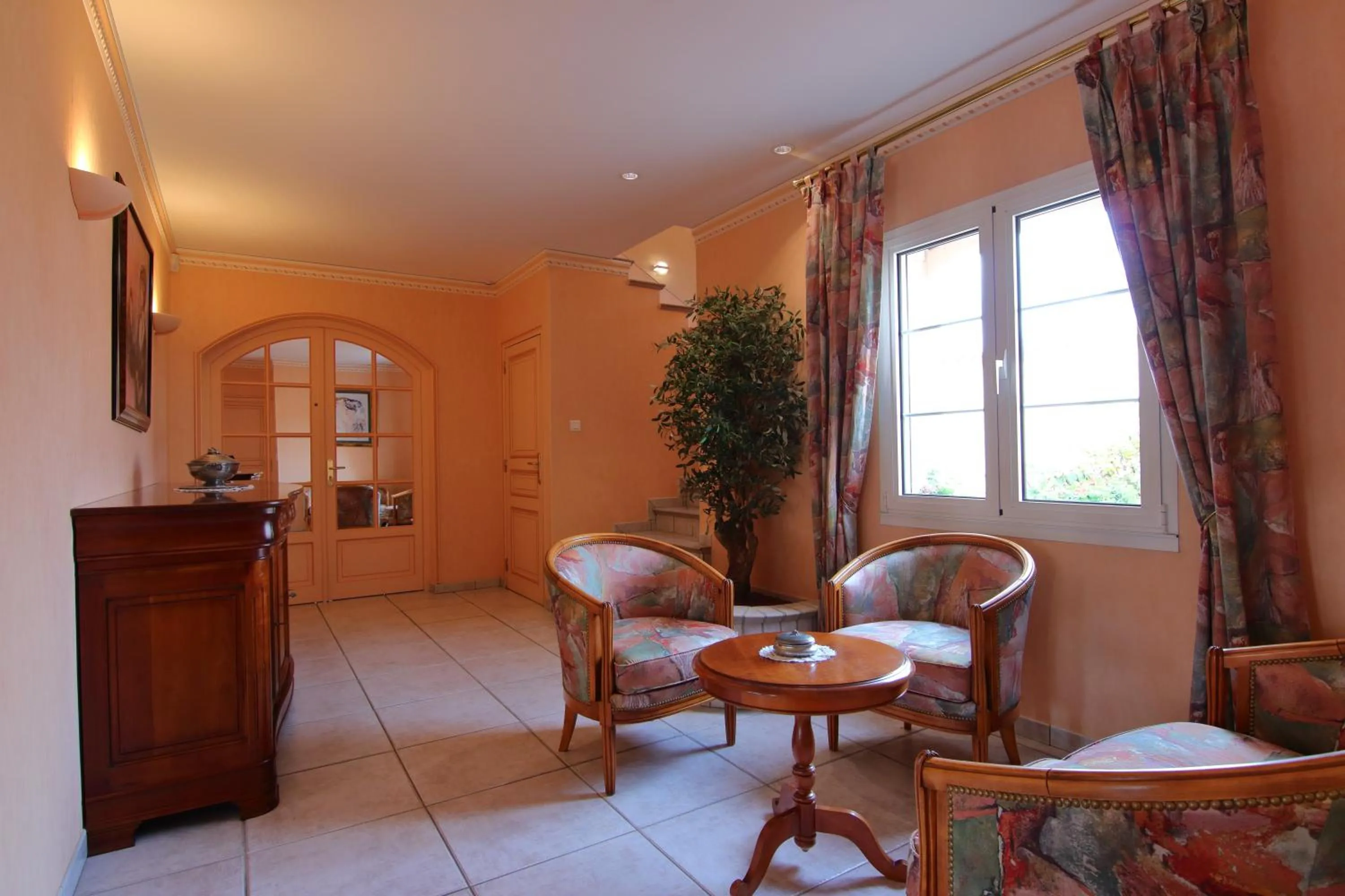 Communal lounge/ TV room in Le Mas Champenois