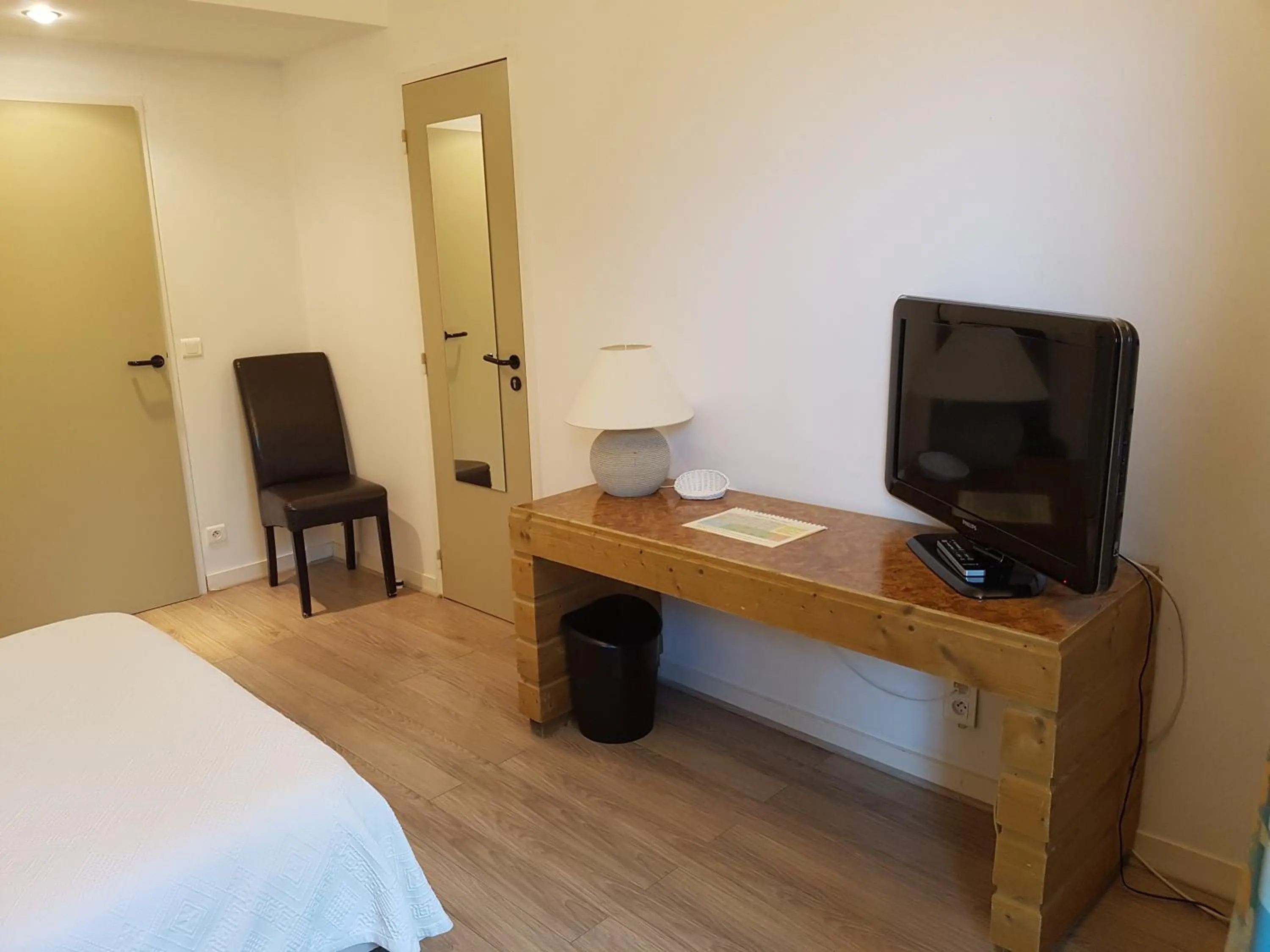 TV and multimedia, Bed in Le Vieux Logis de Clam