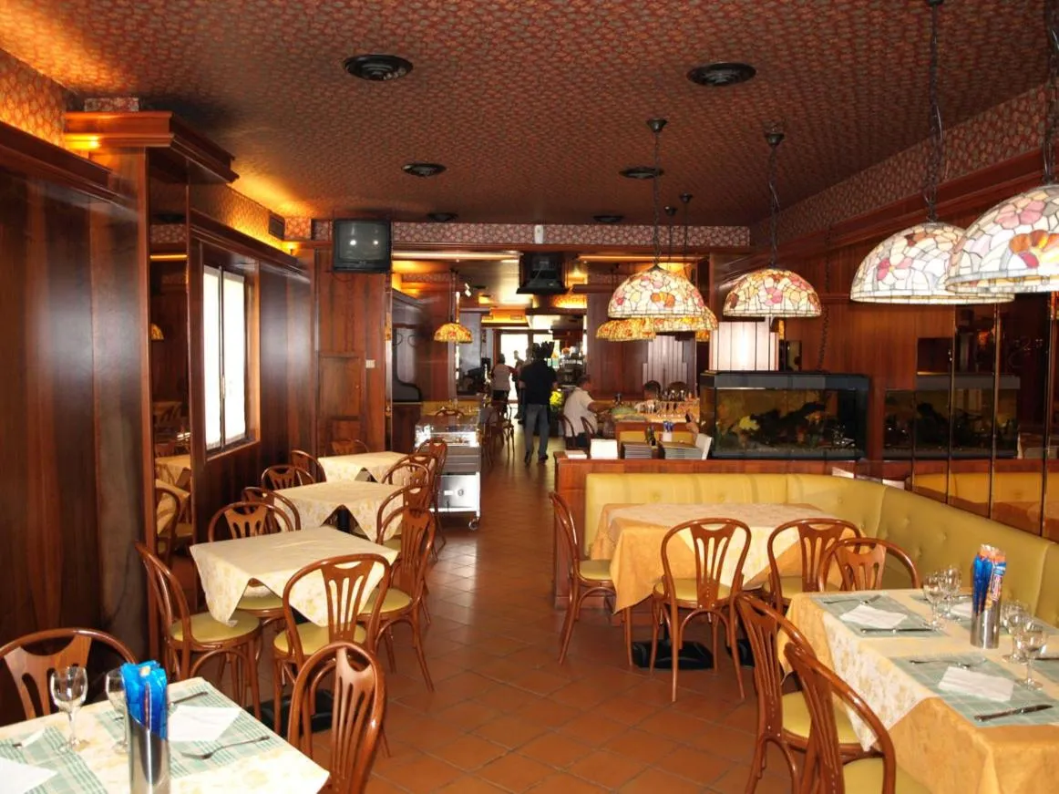 Restaurant/places to eat in Hotel Karol