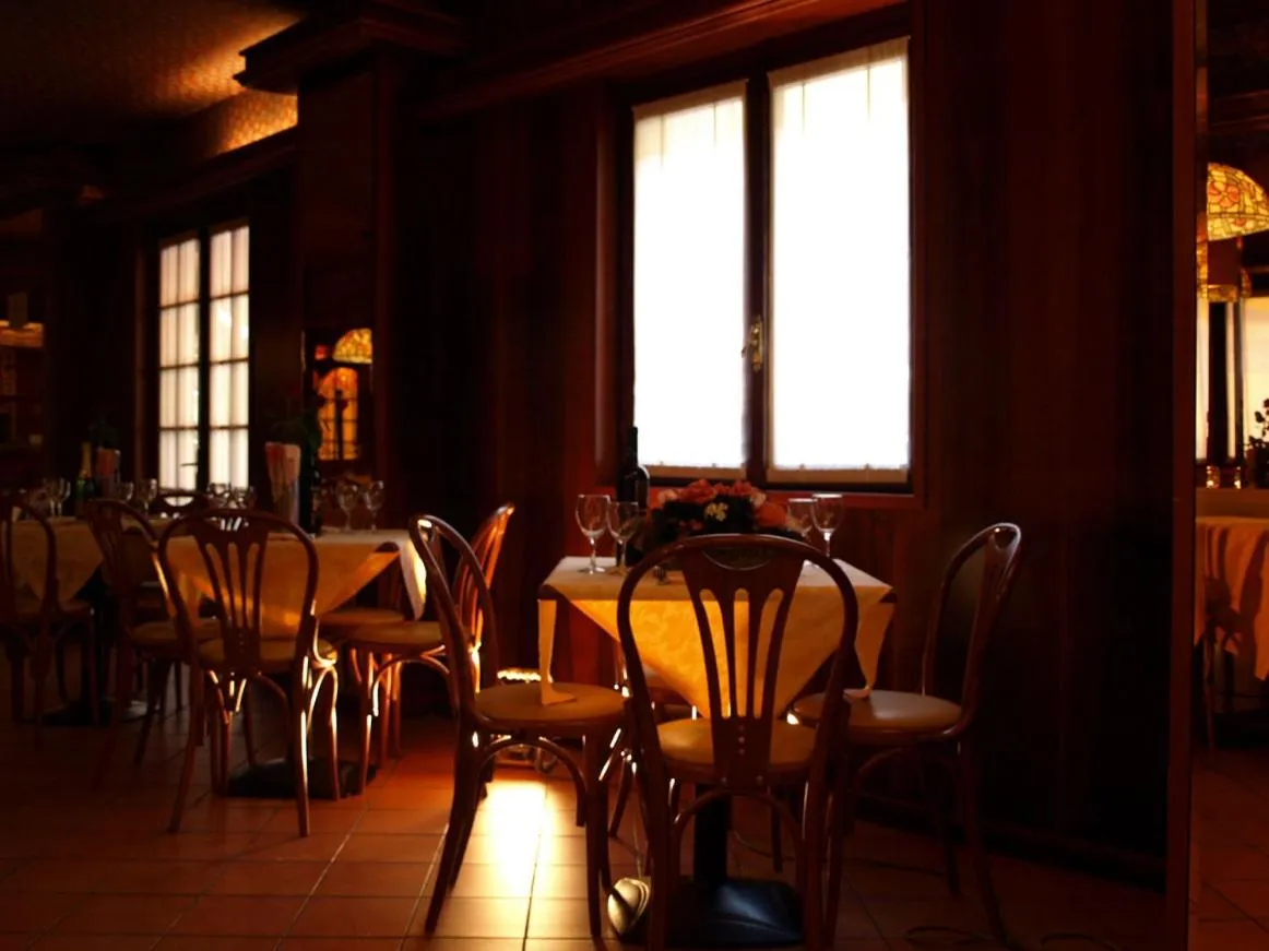 Restaurant/places to eat in Hotel Karol