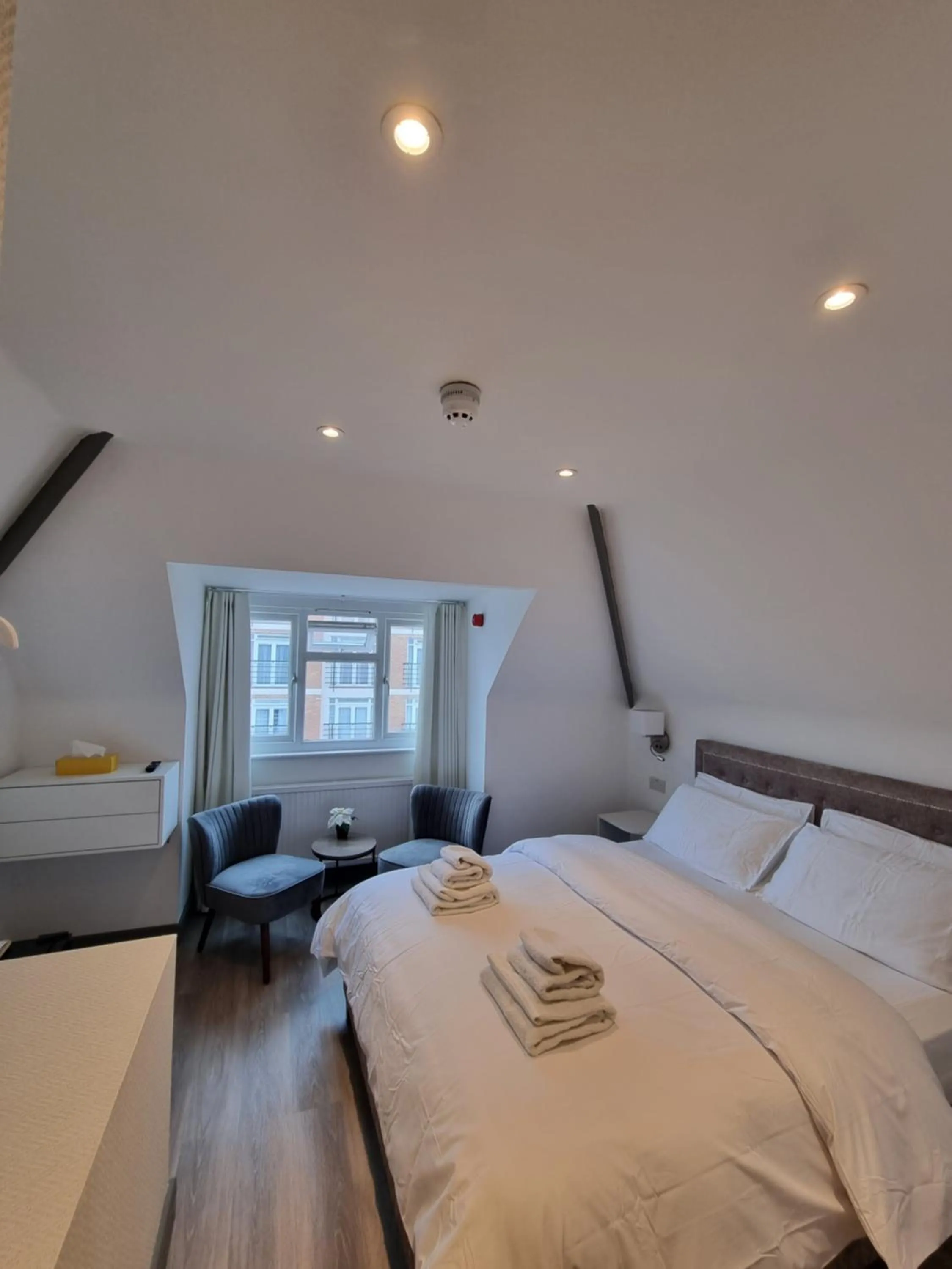 Photo of the whole room, Bed in Hotel CG London