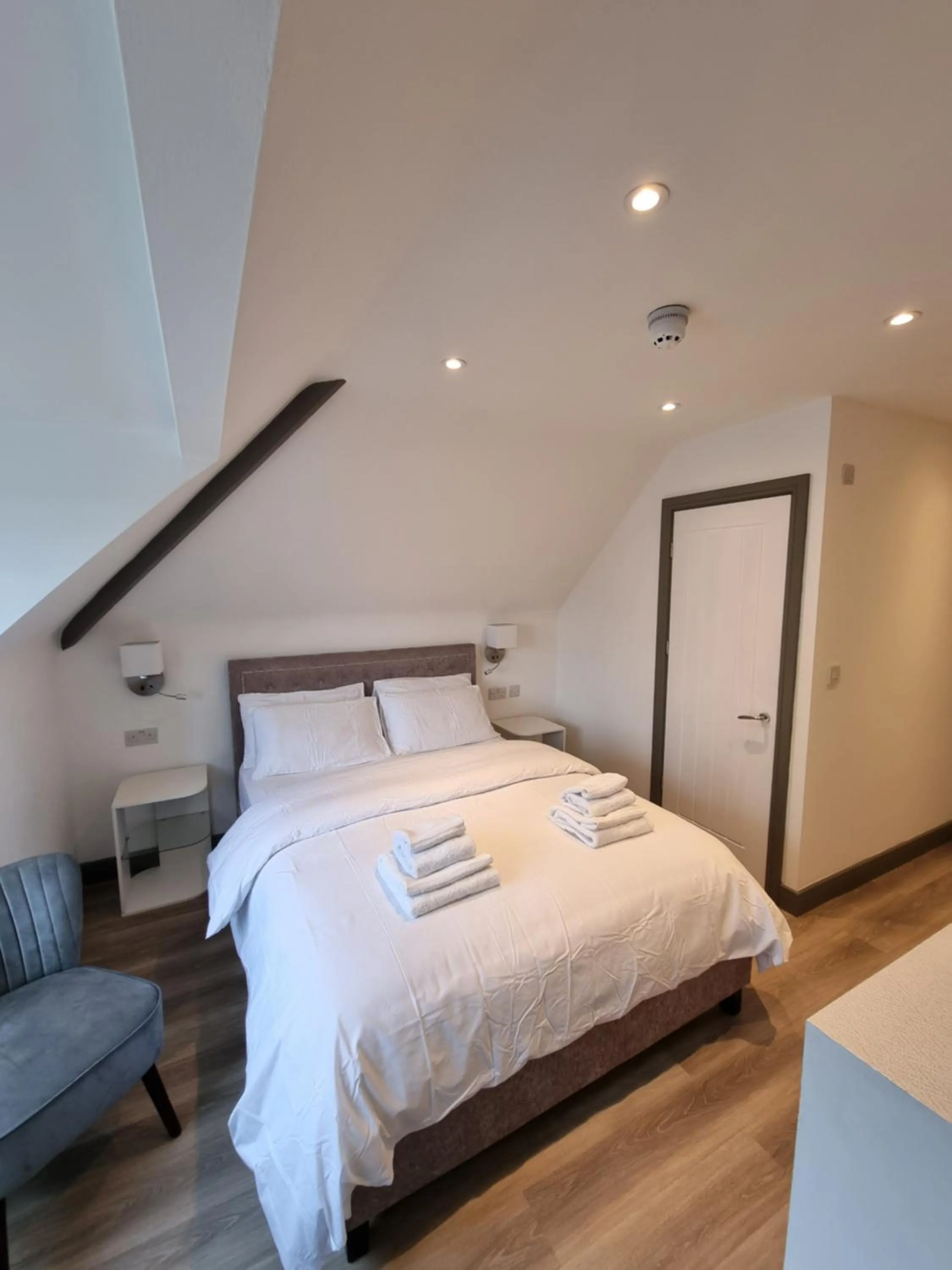 Photo of the whole room, Bed in Hotel CG London