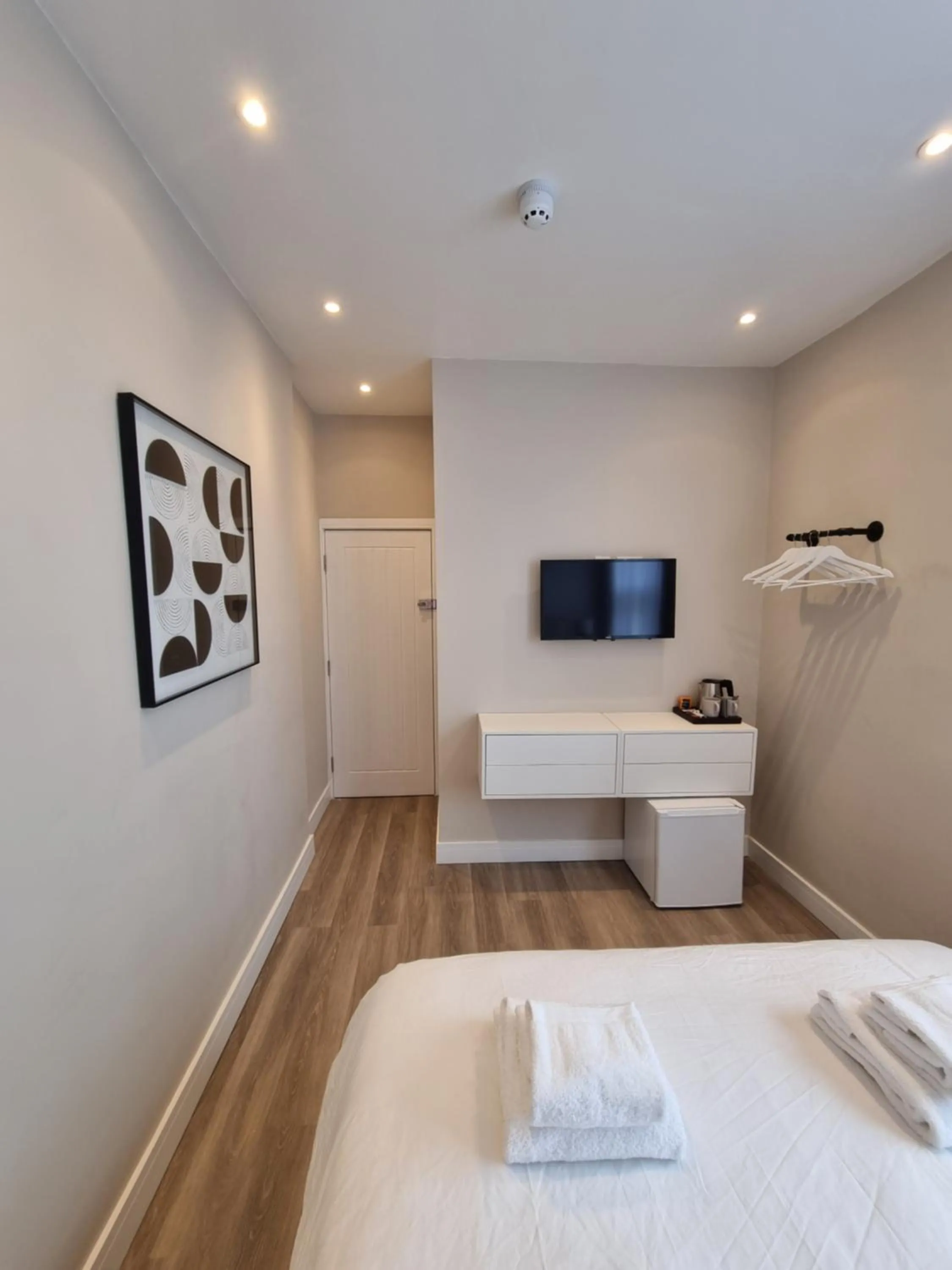 Photo of the whole room, Bed in Hotel CG London