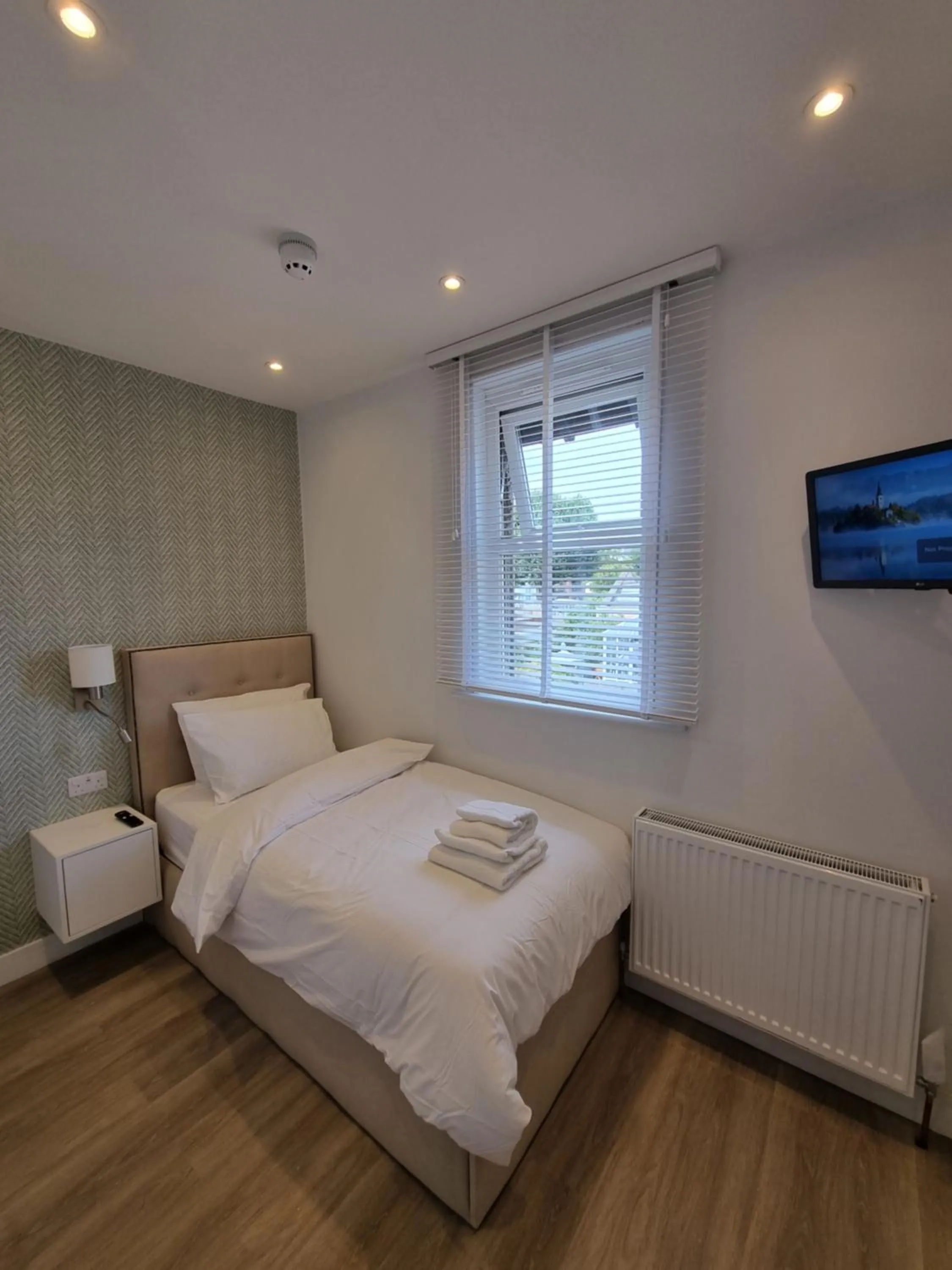 Photo of the whole room, Bed in Hotel CG London