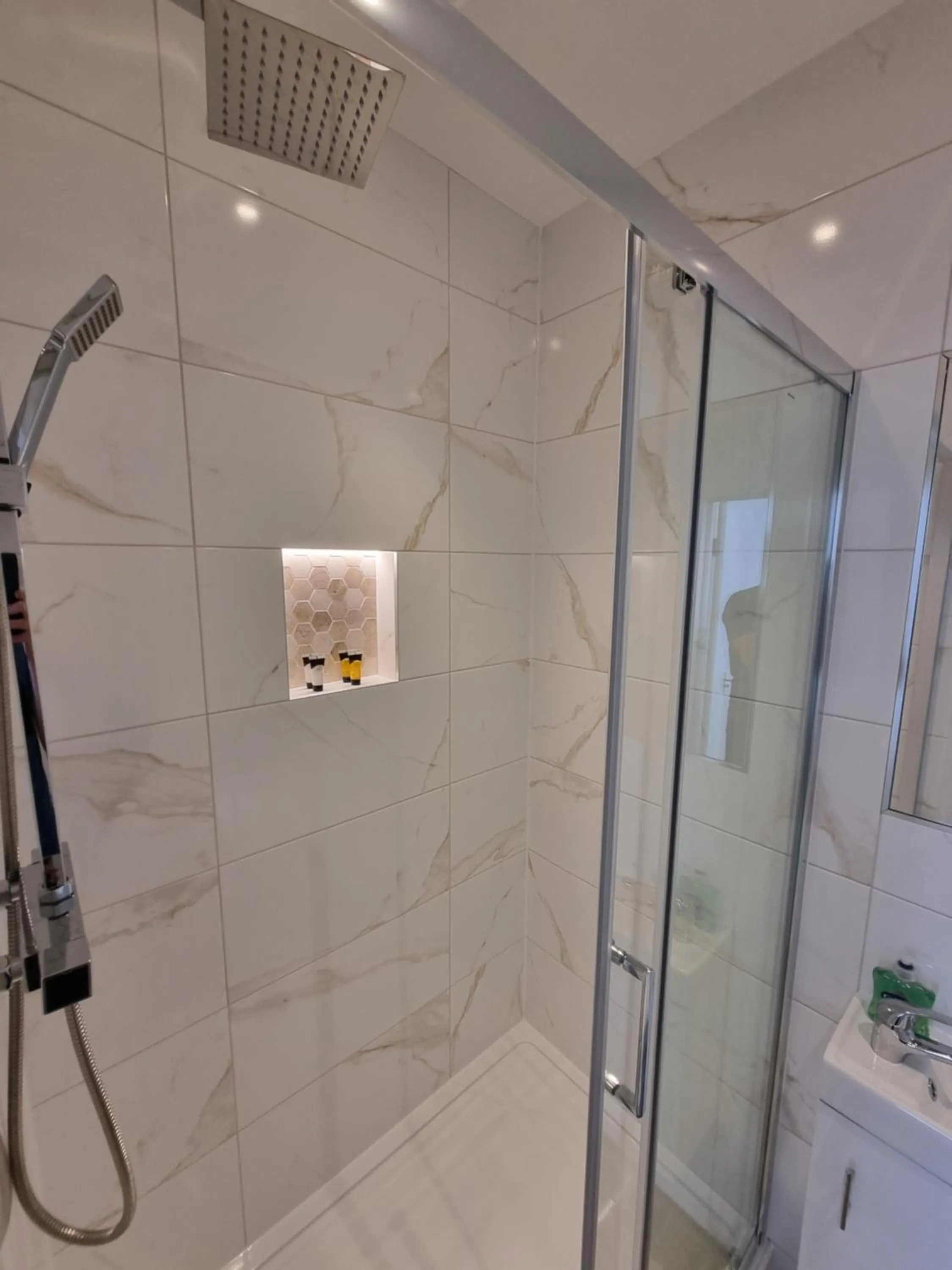 Bathroom in Hotel CG London