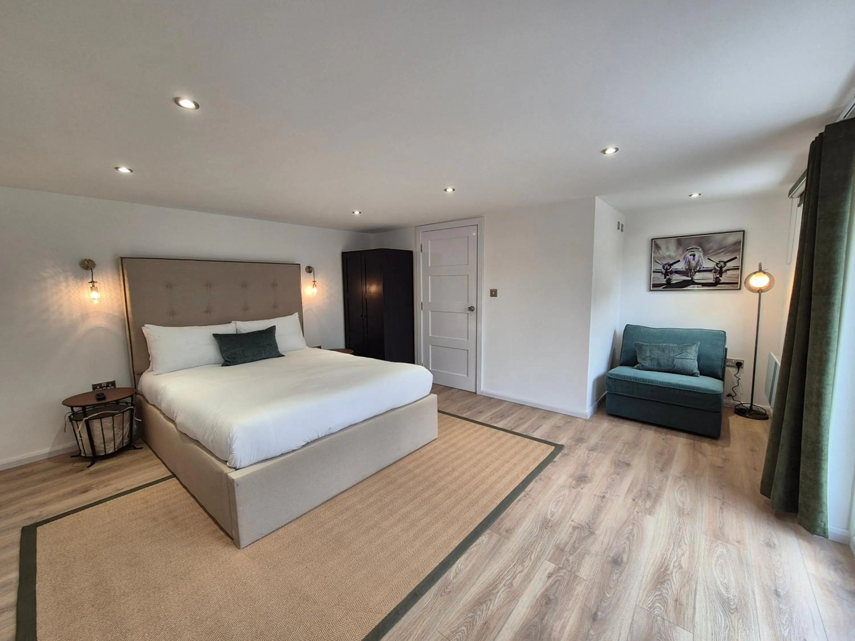 Photo of the whole room, Bed in Hotel CG London