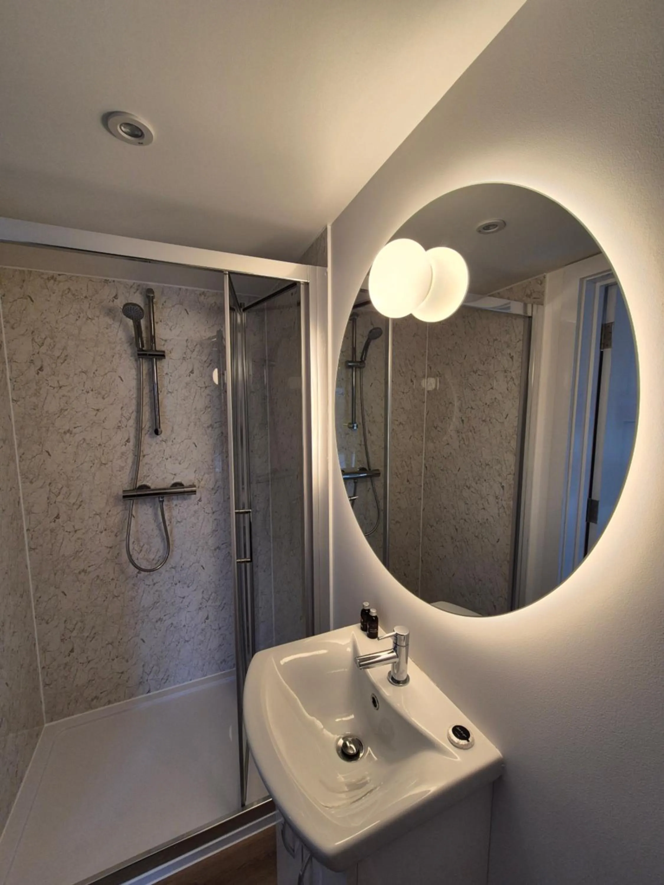 Shower in Hotel CG London