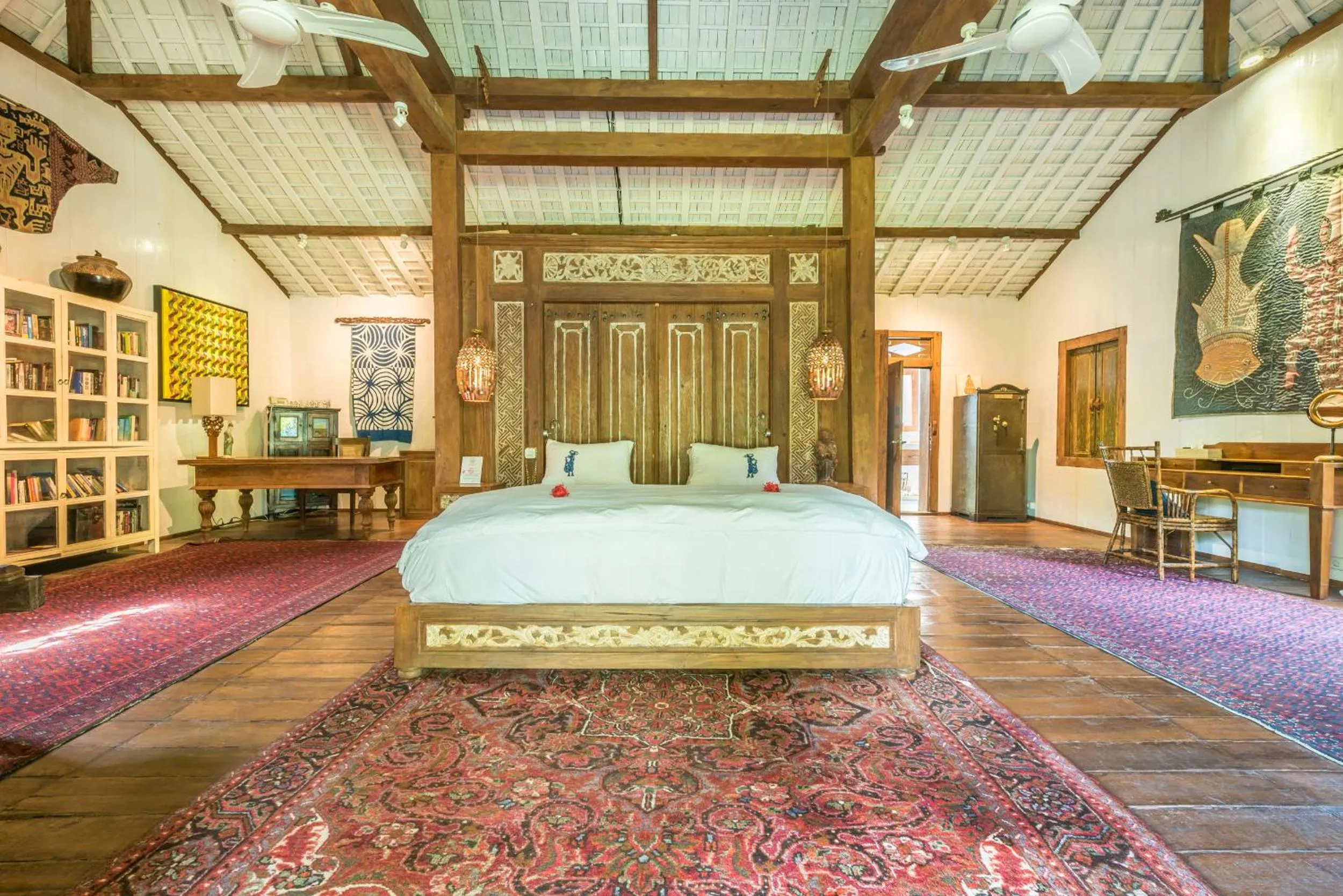 Seating area, Bed in Wayang Retreat