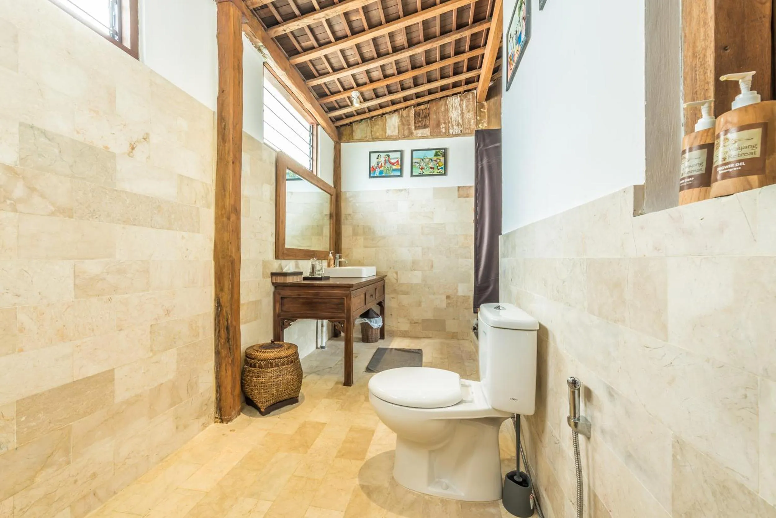 Toilet in Wayang Retreat