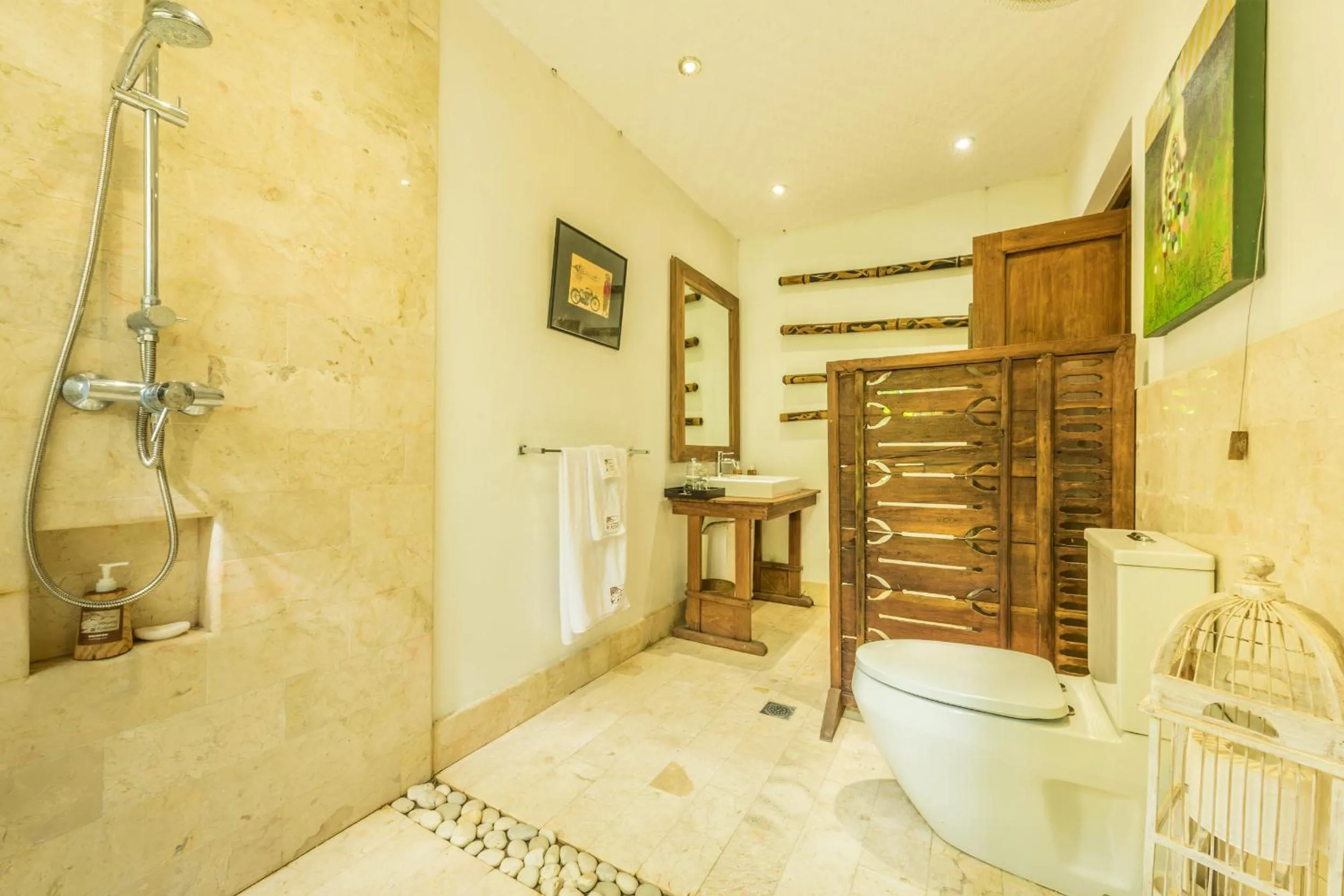 Shower in Wayang Retreat