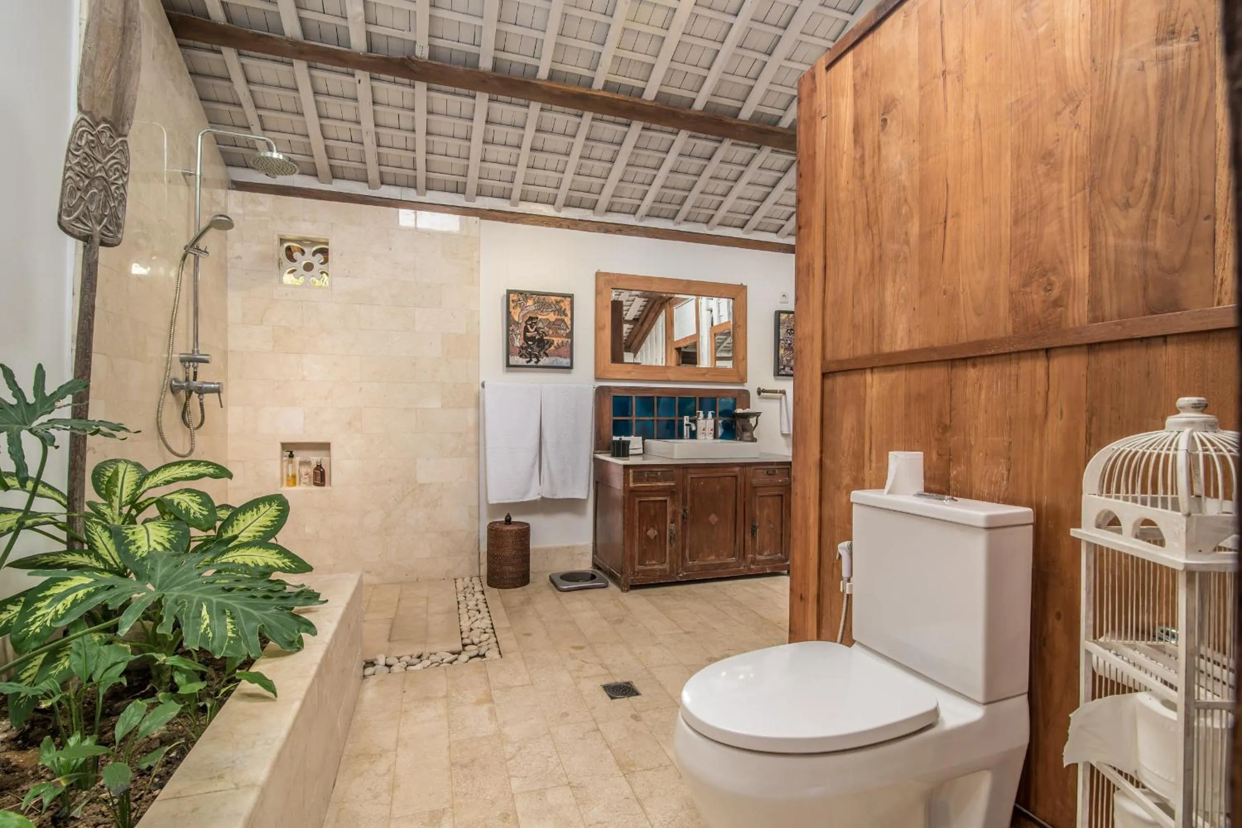 Shower in Wayang Retreat