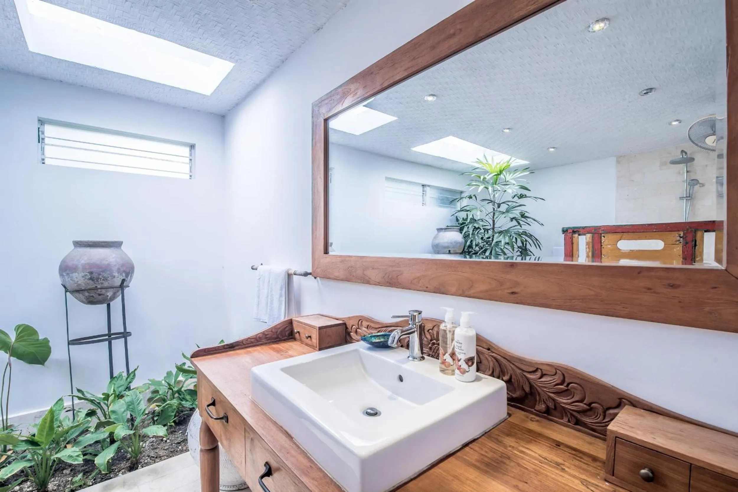 Shower in Wayang Retreat