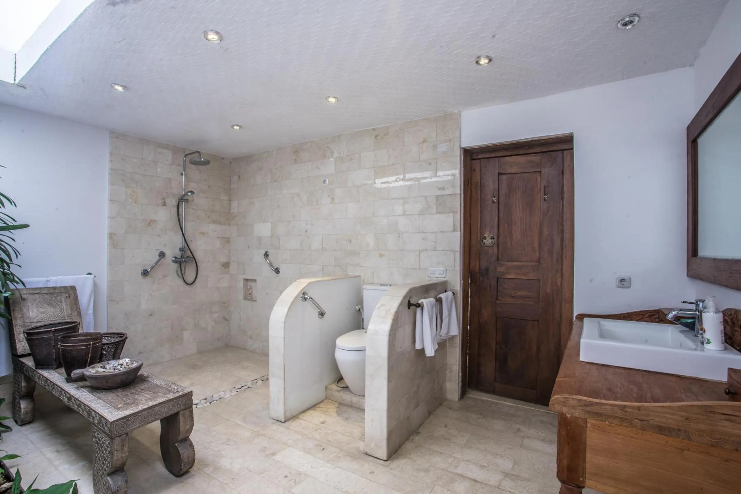 Shower in Wayang Retreat