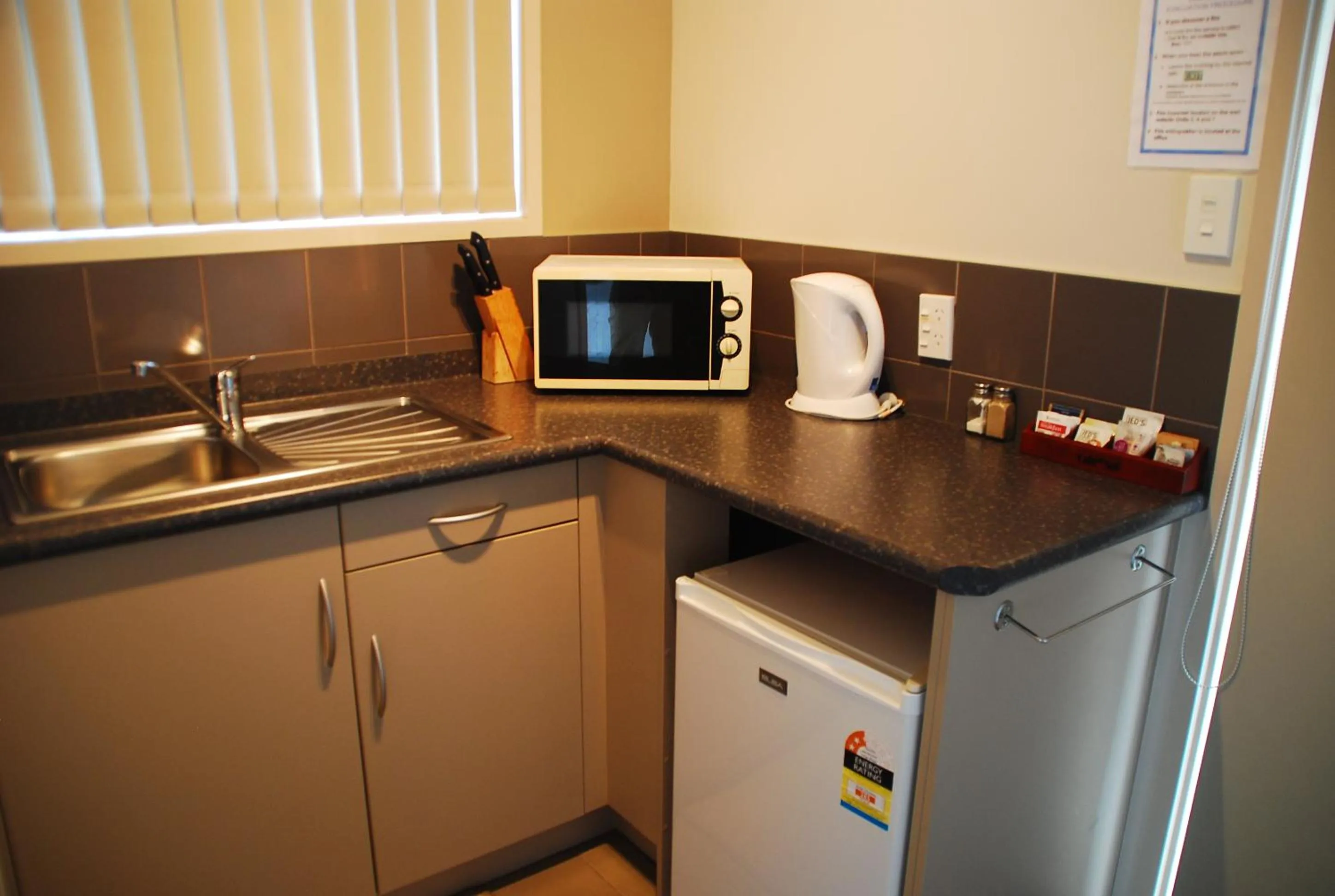 Kitchen or kitchenette in Aquarius Motel