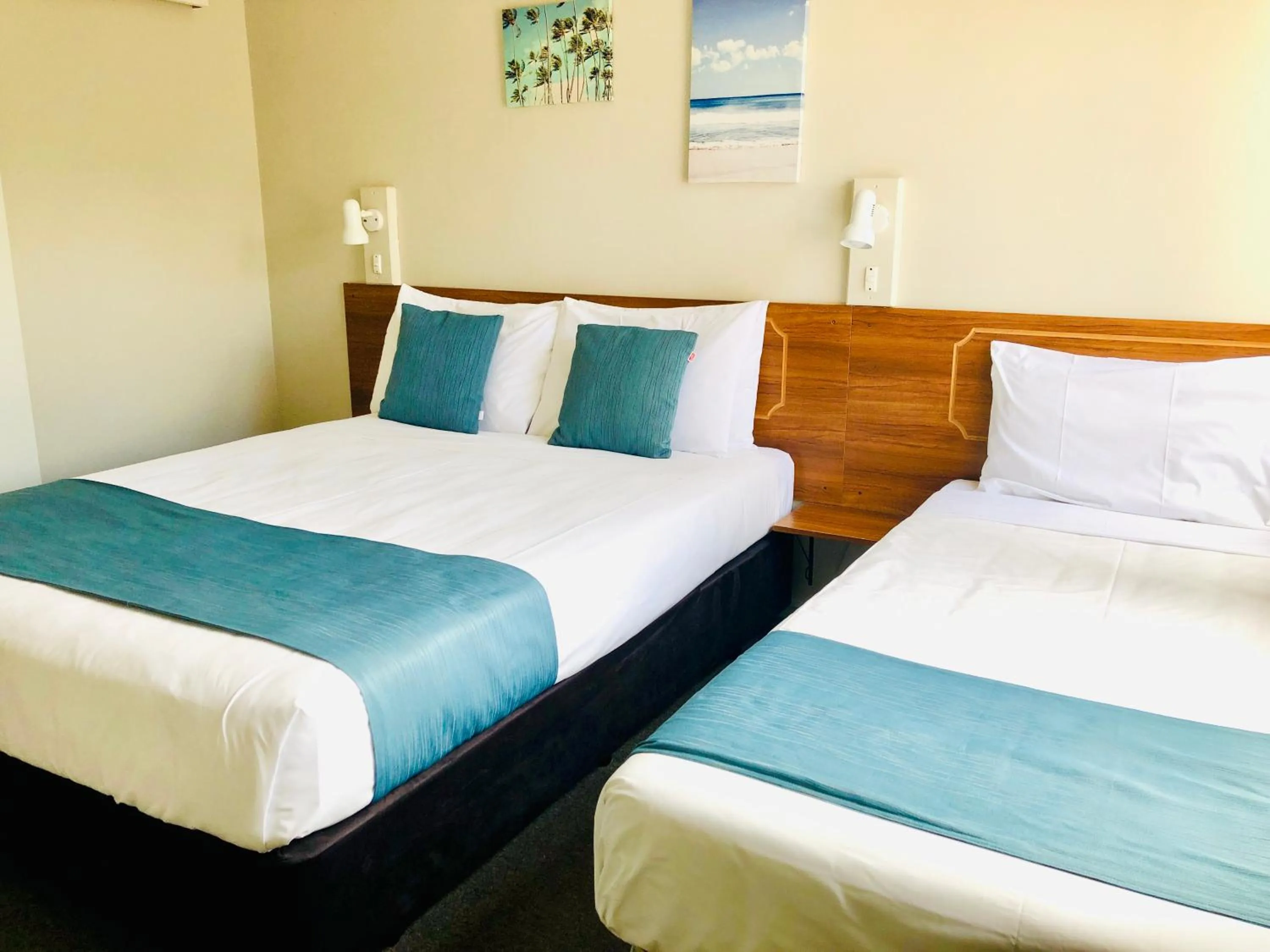 Bedroom, Bed in Aquarius Motel