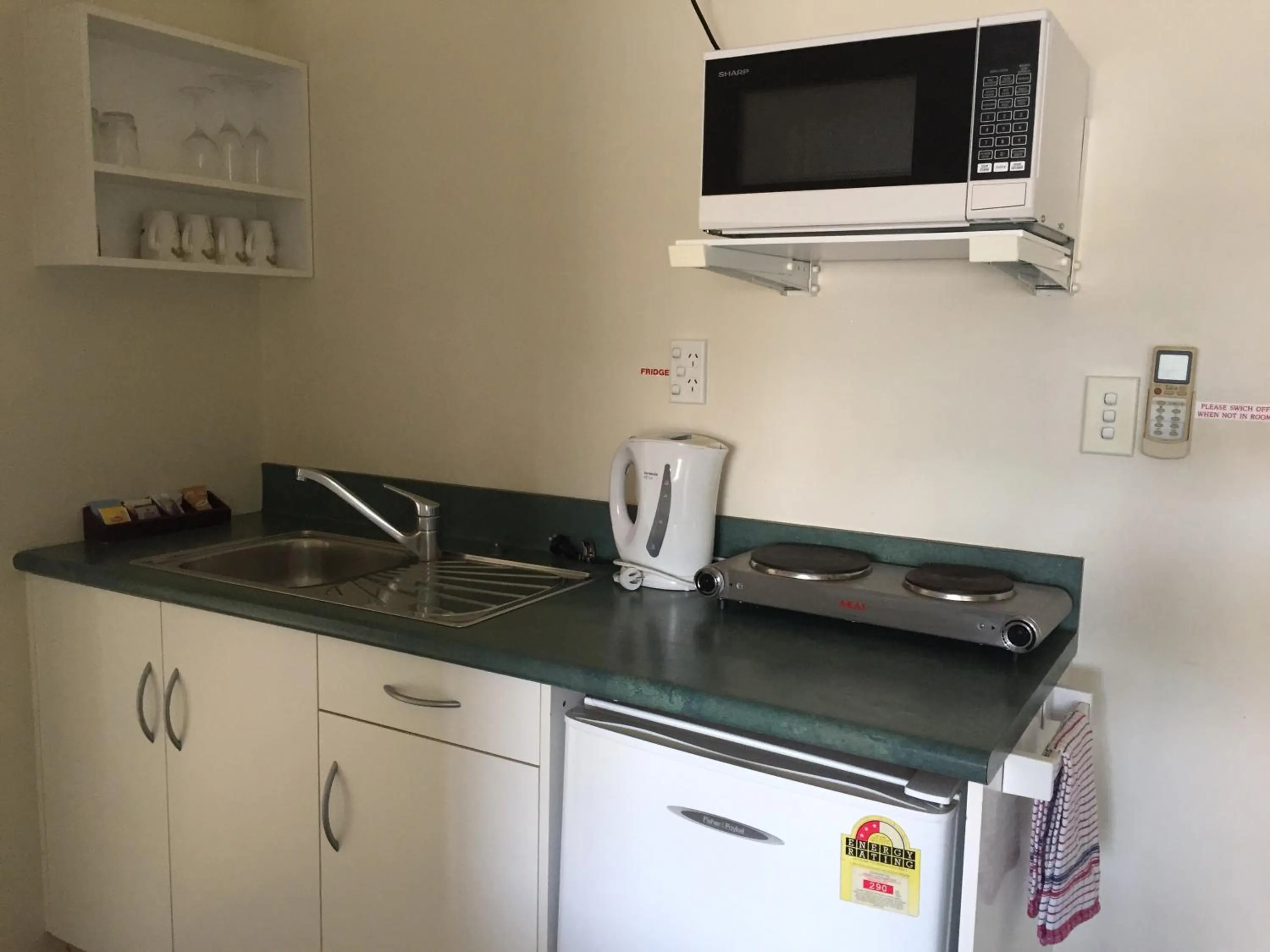 Kitchen or kitchenette in Aquarius Motel