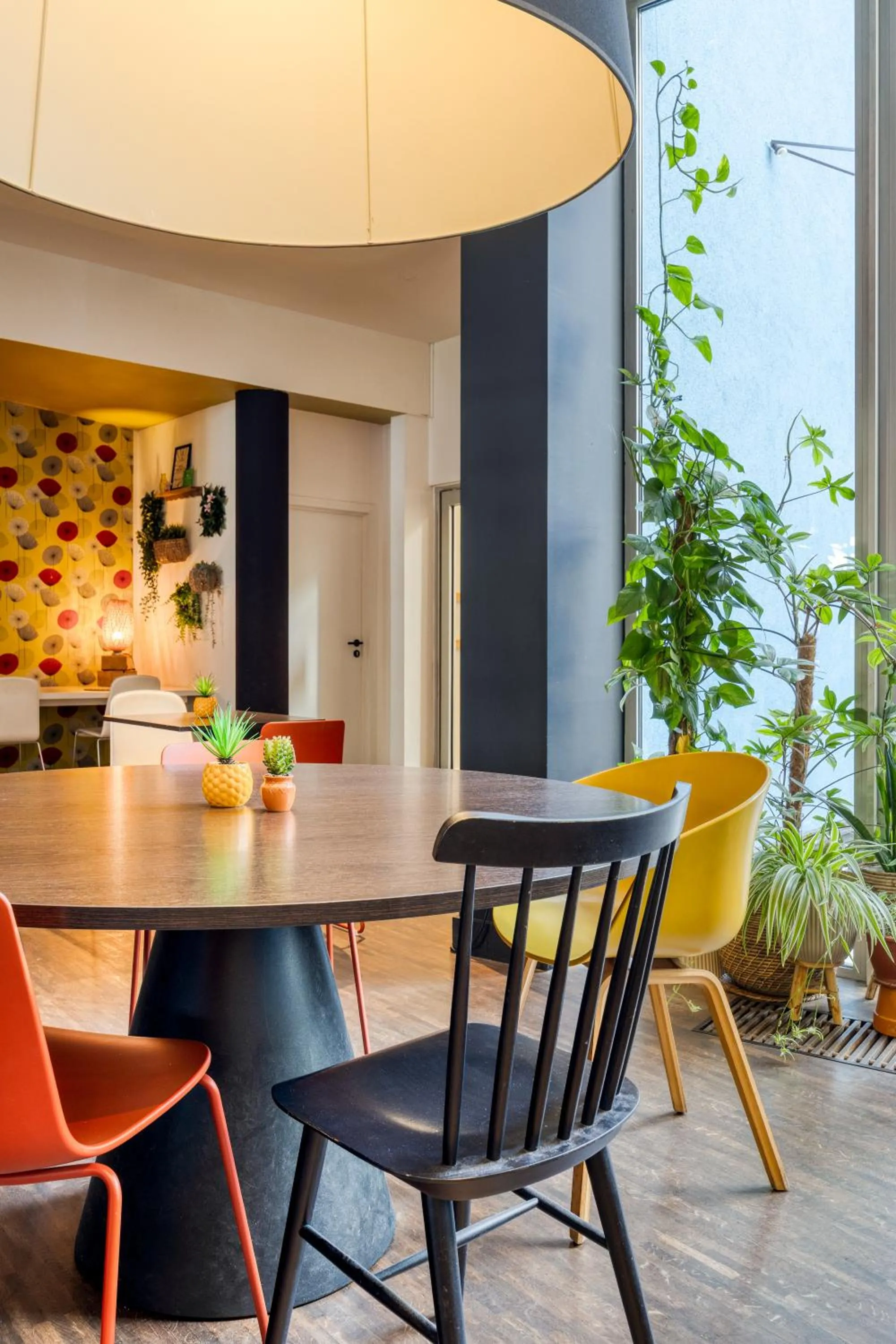 Seating area in Holiday Inn Express Mechelen City Centre by IHG