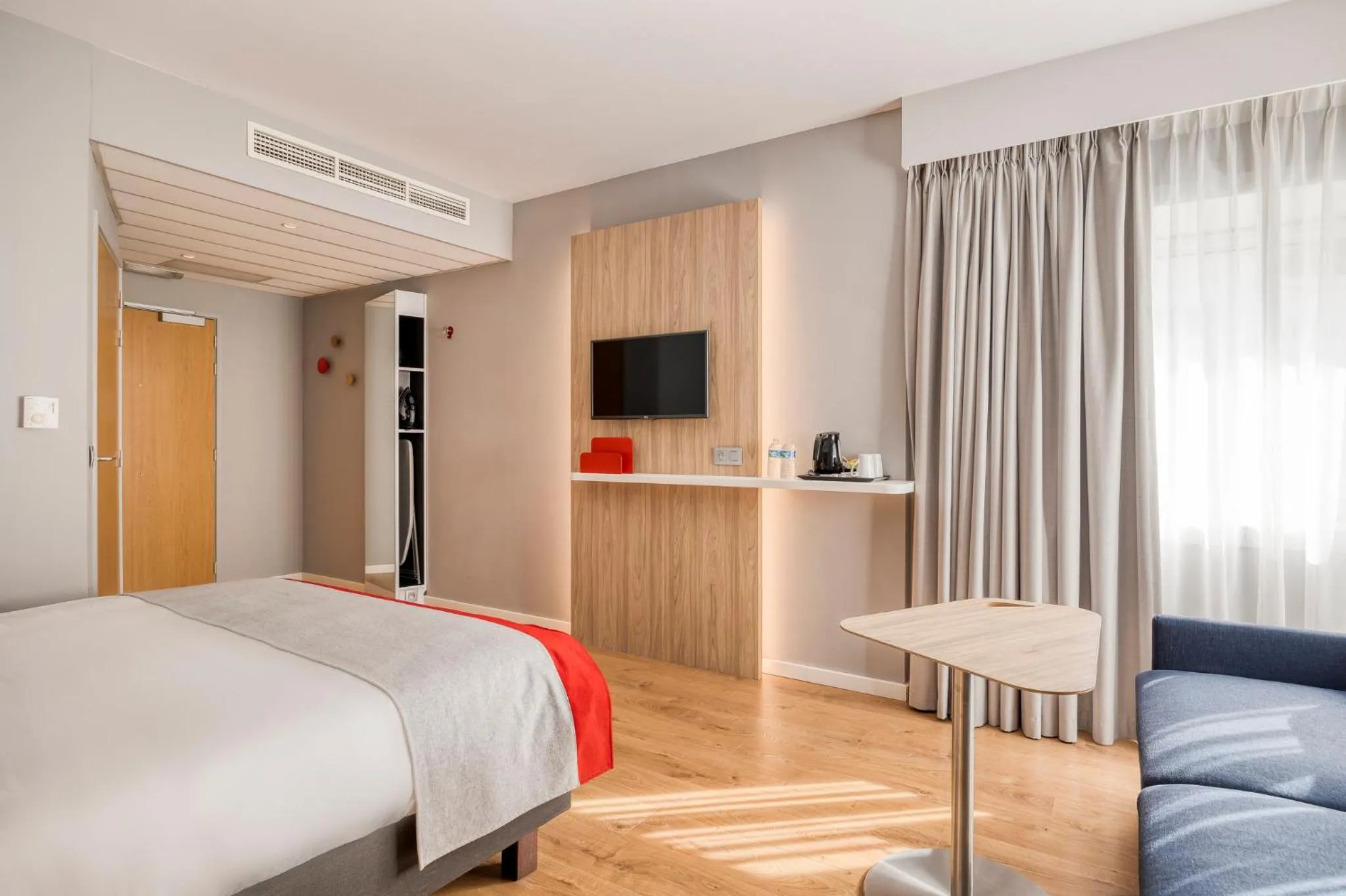 Photo of the whole room, Bed in Holiday Inn Express Mechelen City Centre by IHG