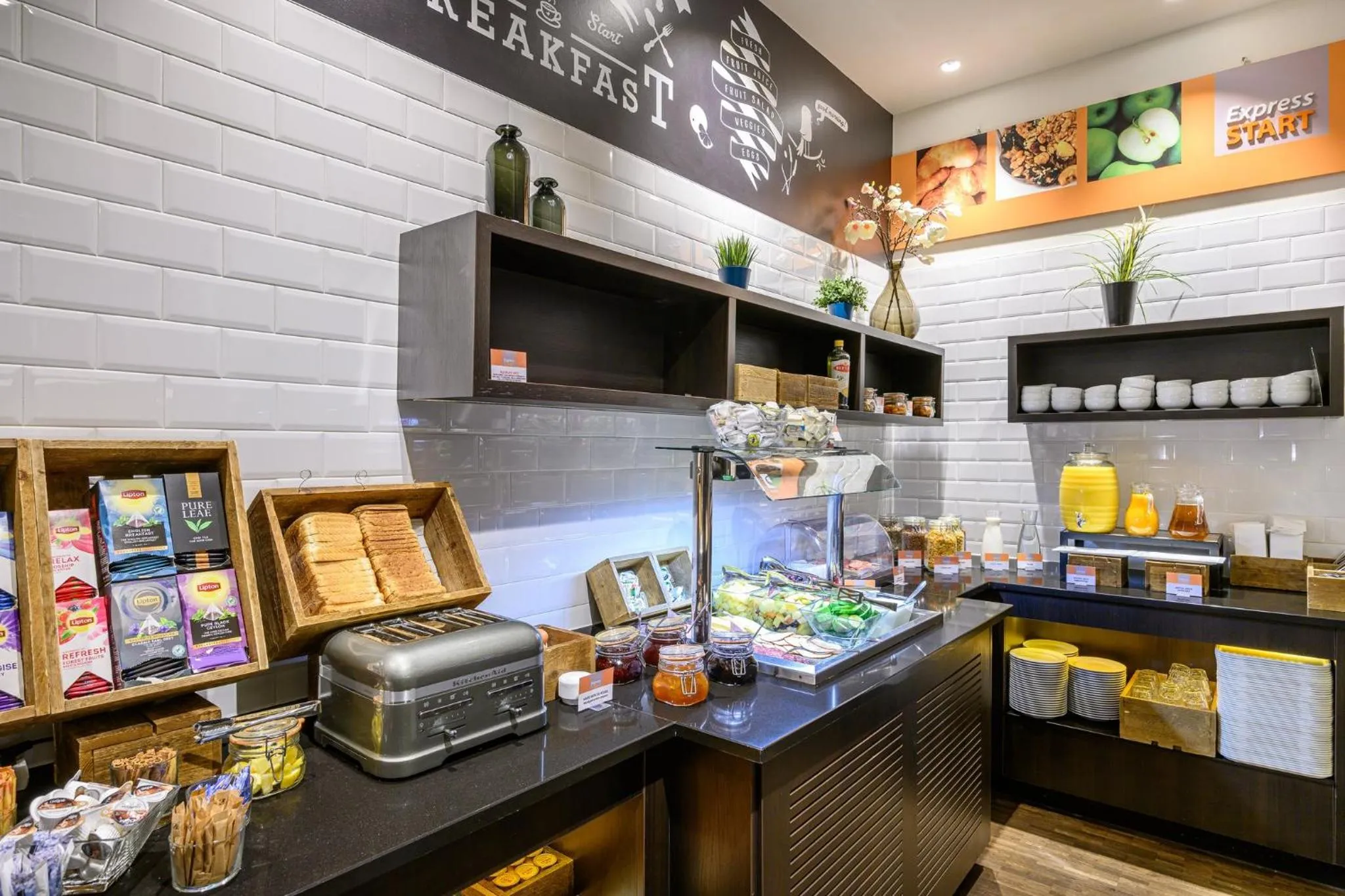 Breakfast in Holiday Inn Express Mechelen City Centre by IHG