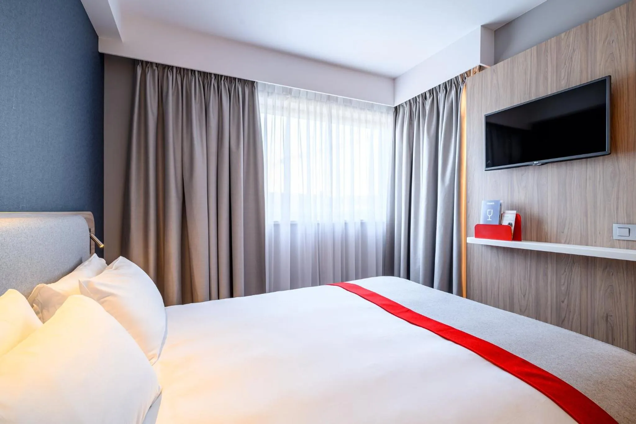 Photo of the whole room, Bed in Holiday Inn Express Mechelen City Centre by IHG