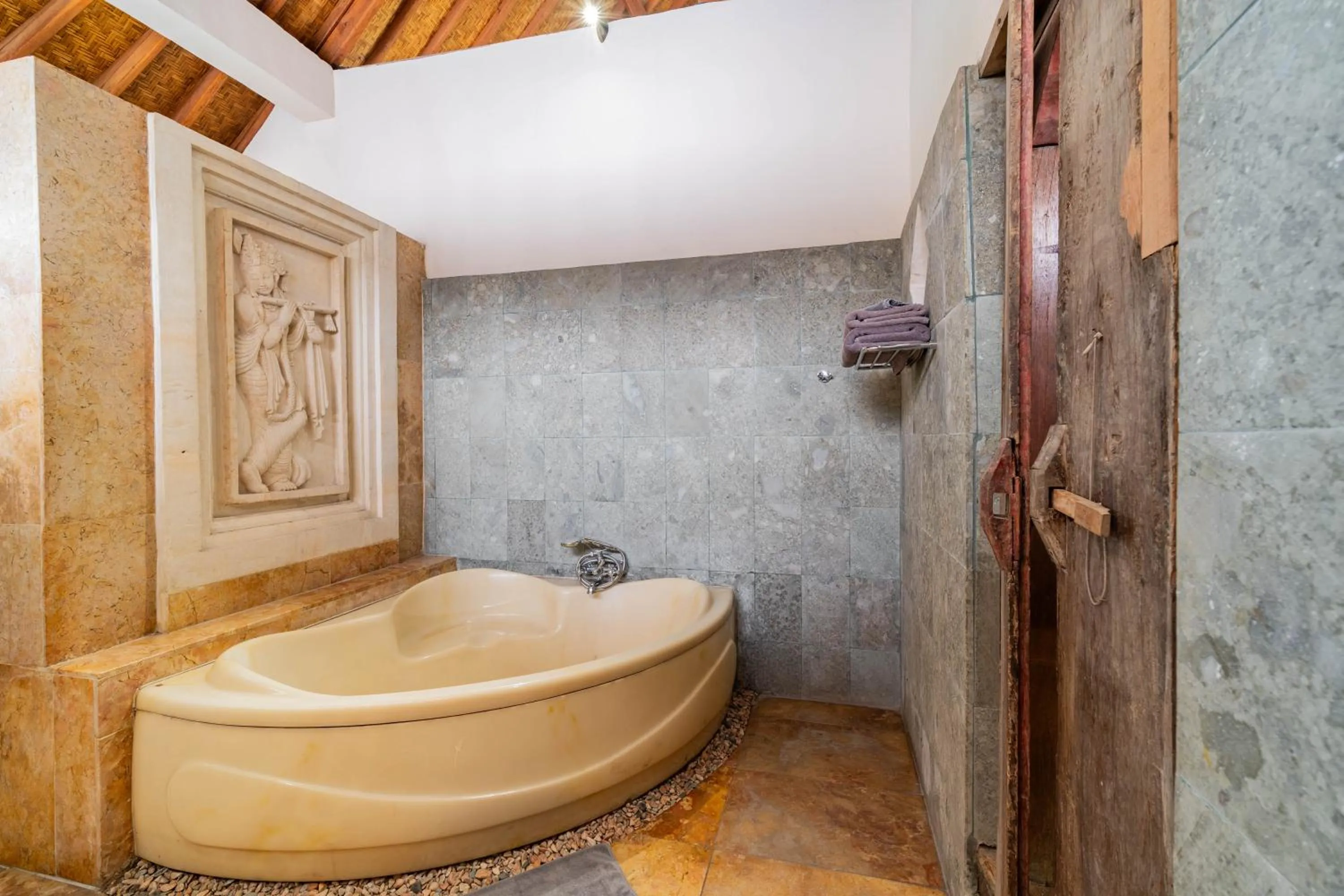 Bath in Honeymoon Guesthouse