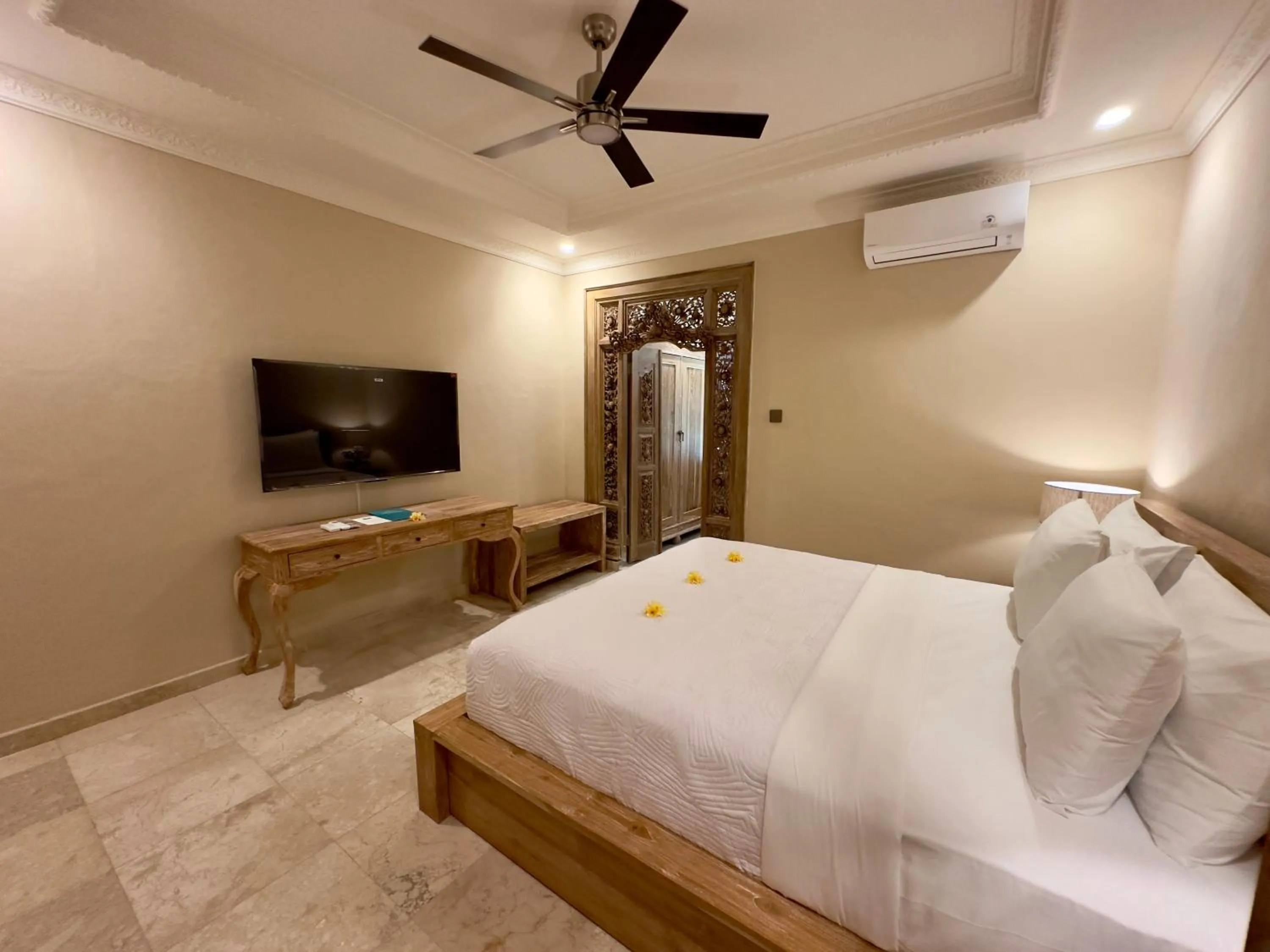 Photo of the whole room, Bed in Honeymoon Guesthouse