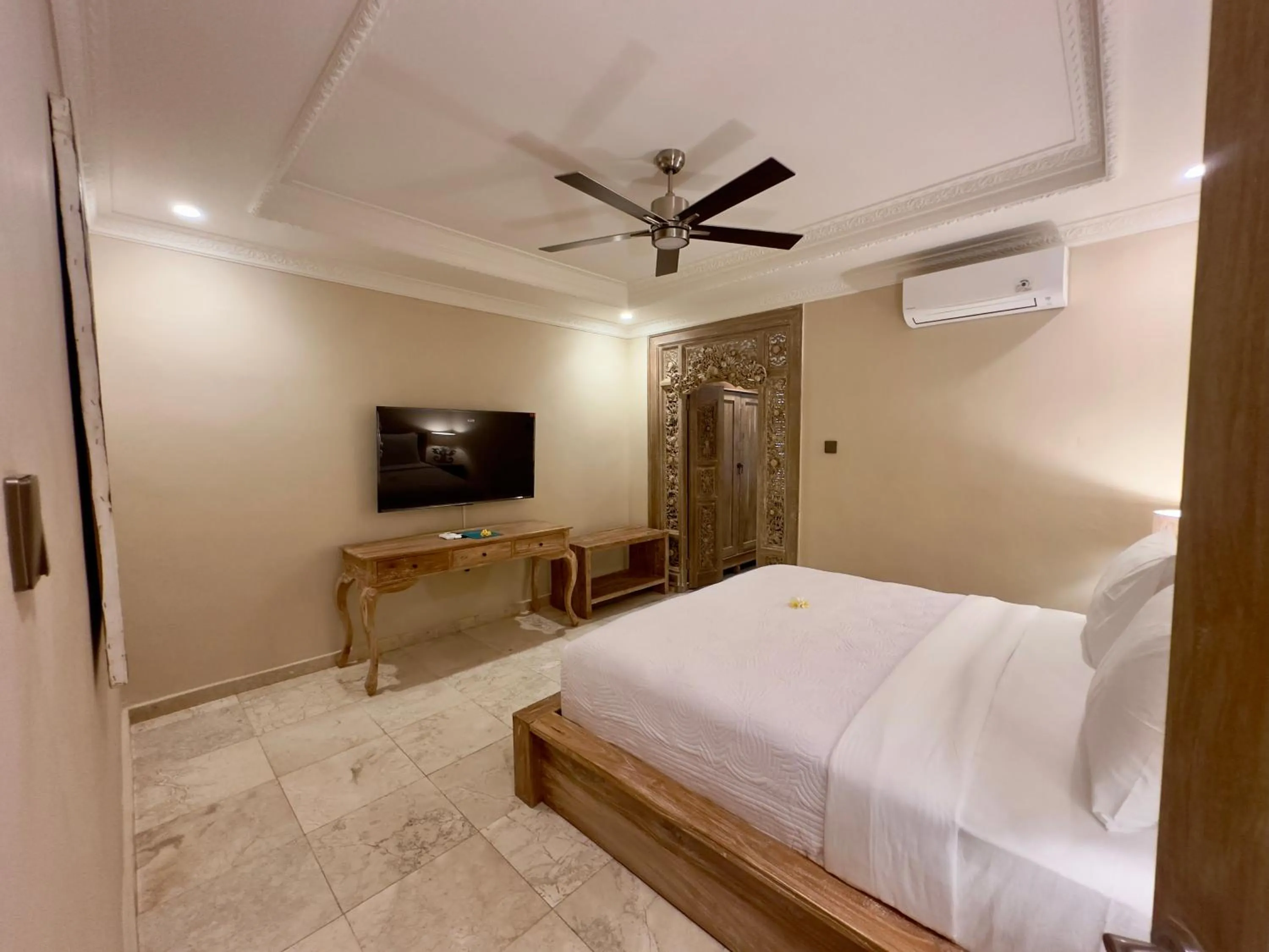 Photo of the whole room, Bed in Honeymoon Guesthouse