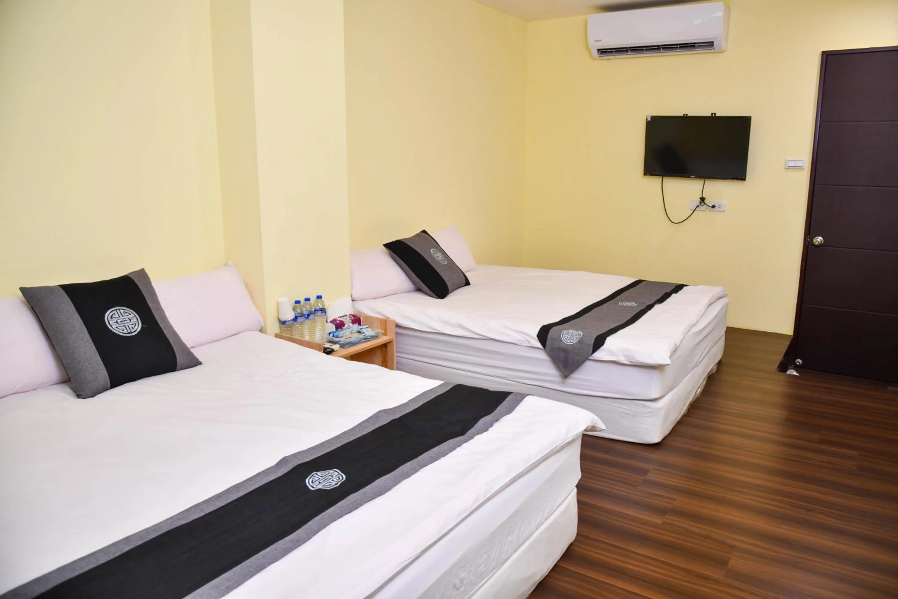 Photo of the whole room, Bed in Way Young House