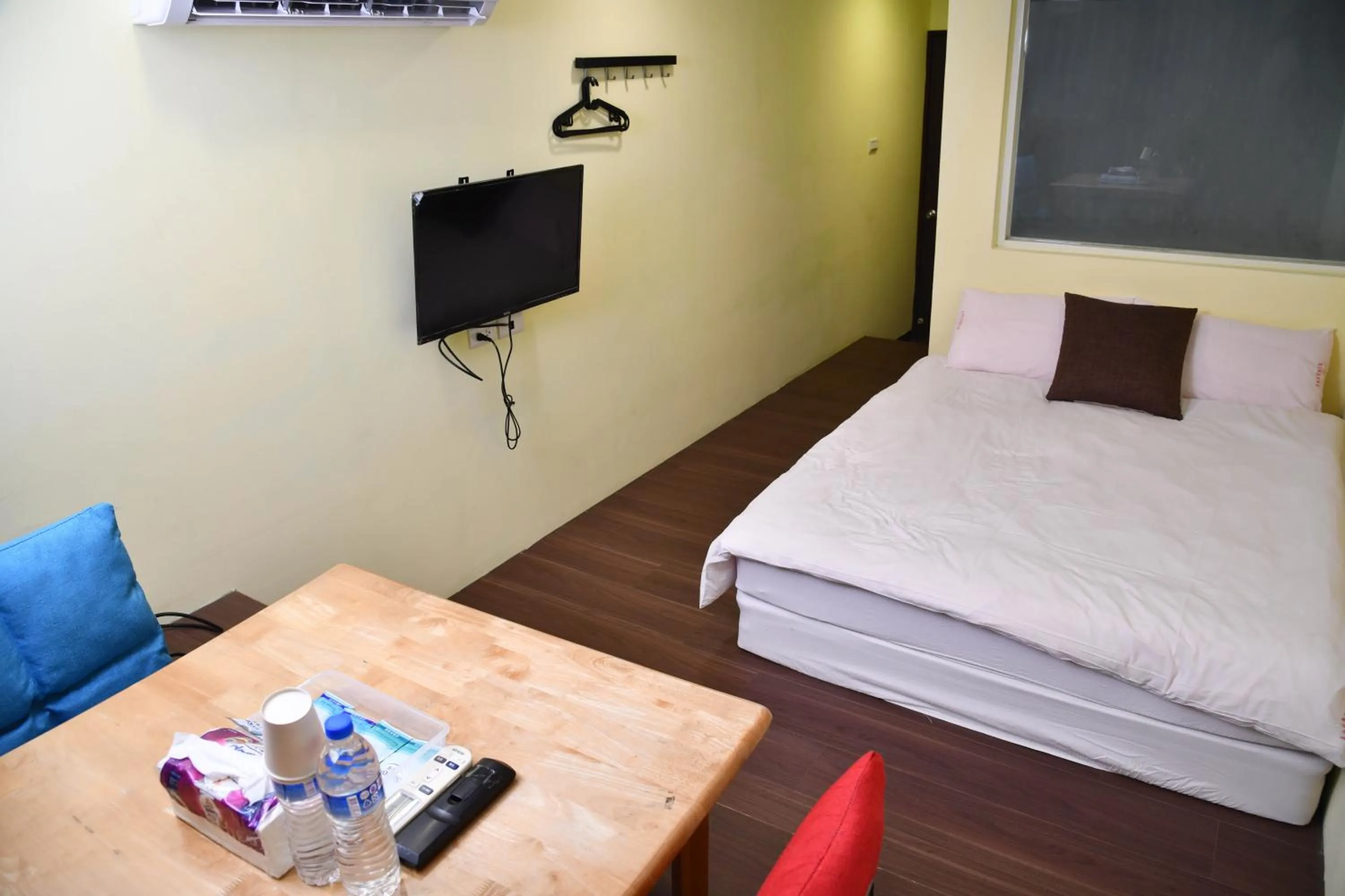 Bedroom, Bed in Way Young House