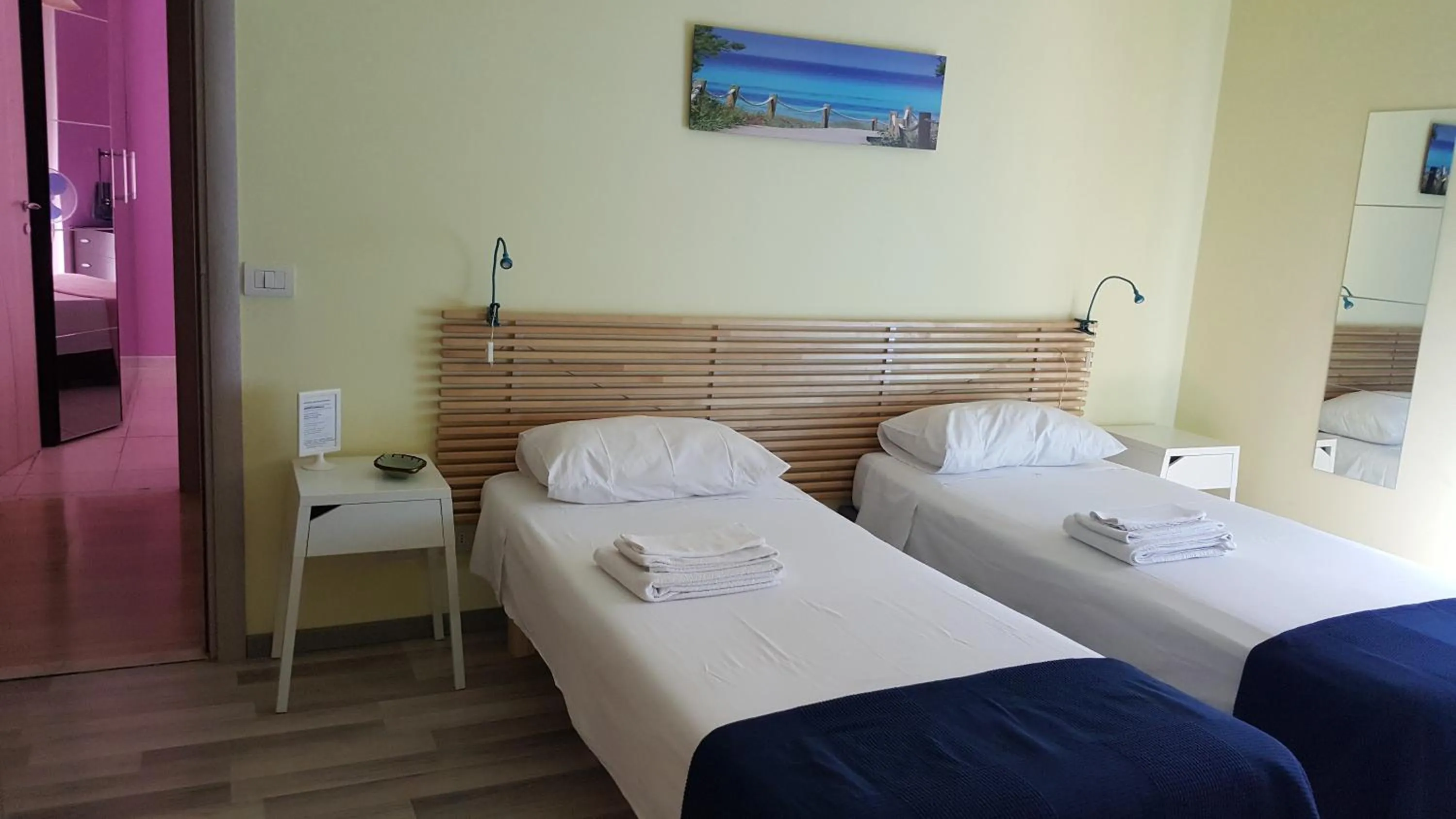 Photo of the whole room, Bed in C'è posto per te