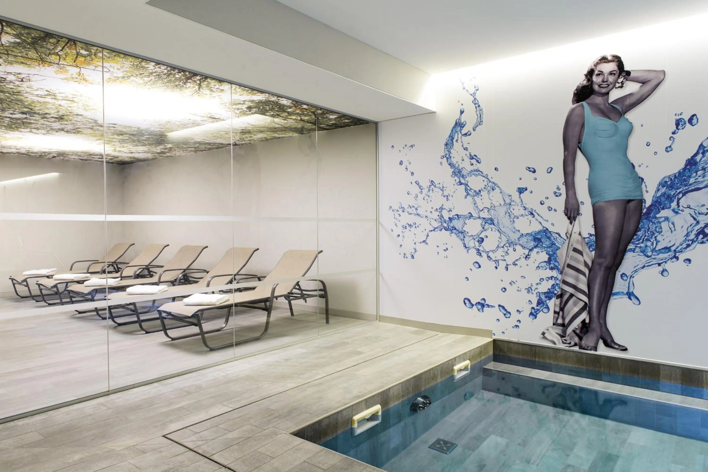 Swimming pool in Novotel Brussels City Centre