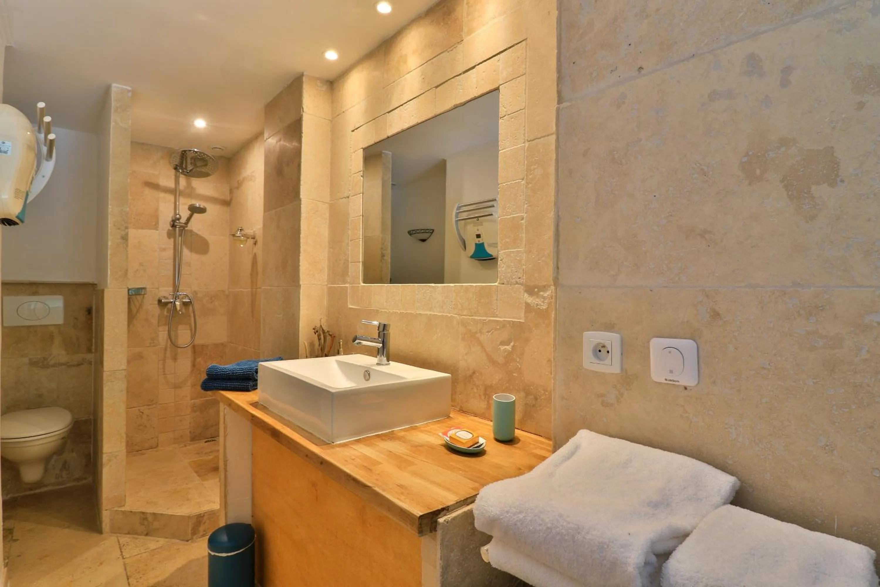 Shower in Le Mazet de Tourrettes