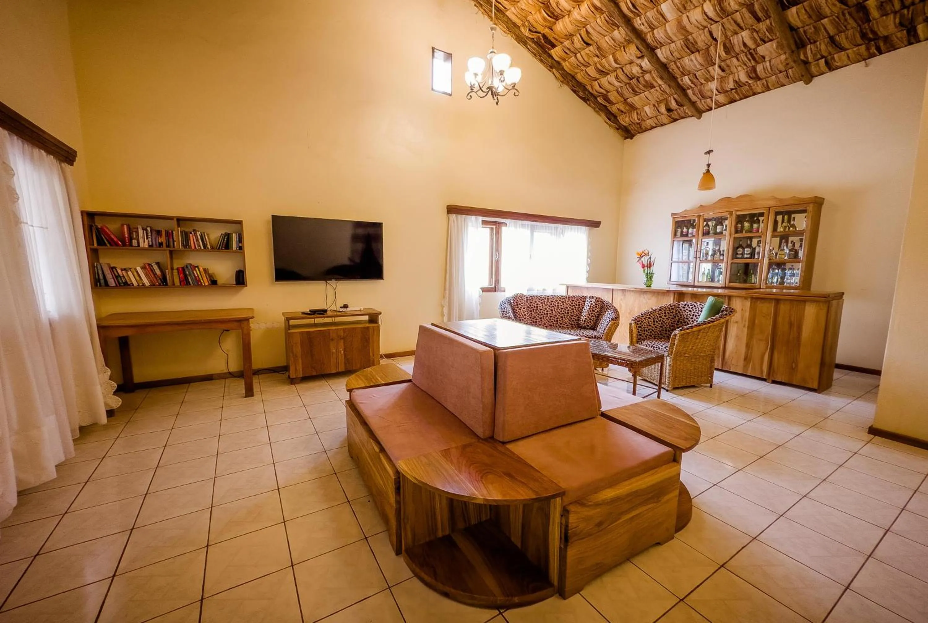 Communal lounge/ TV room in Meru View Lodge