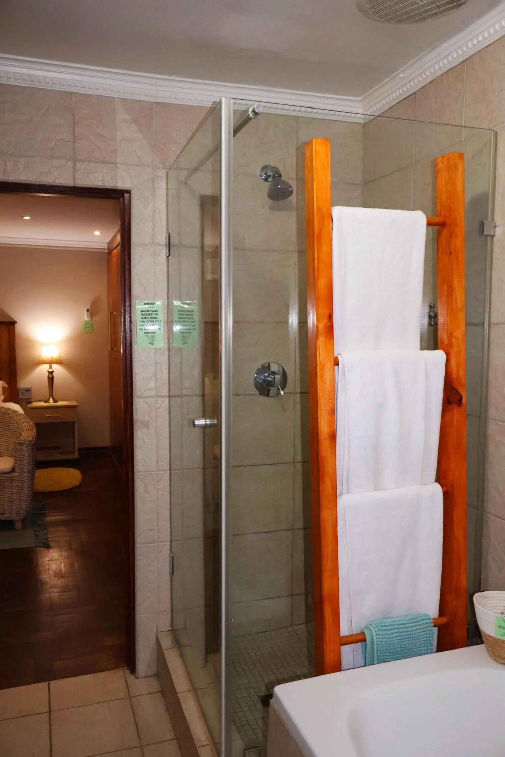 Bathroom, Bed in The Leopard Tree