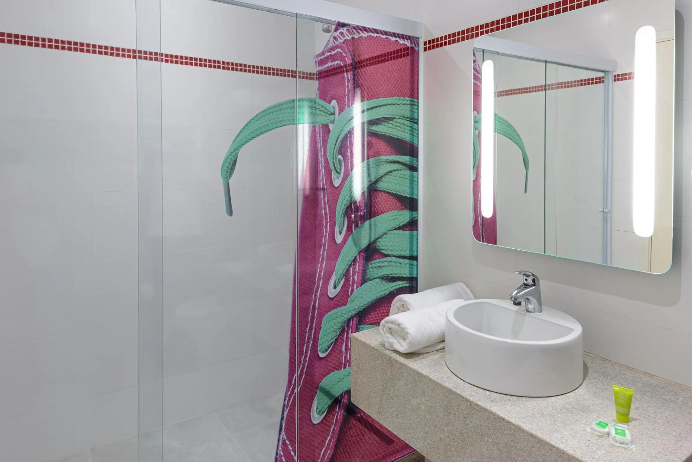 Bathroom in ibis Styles Birigui