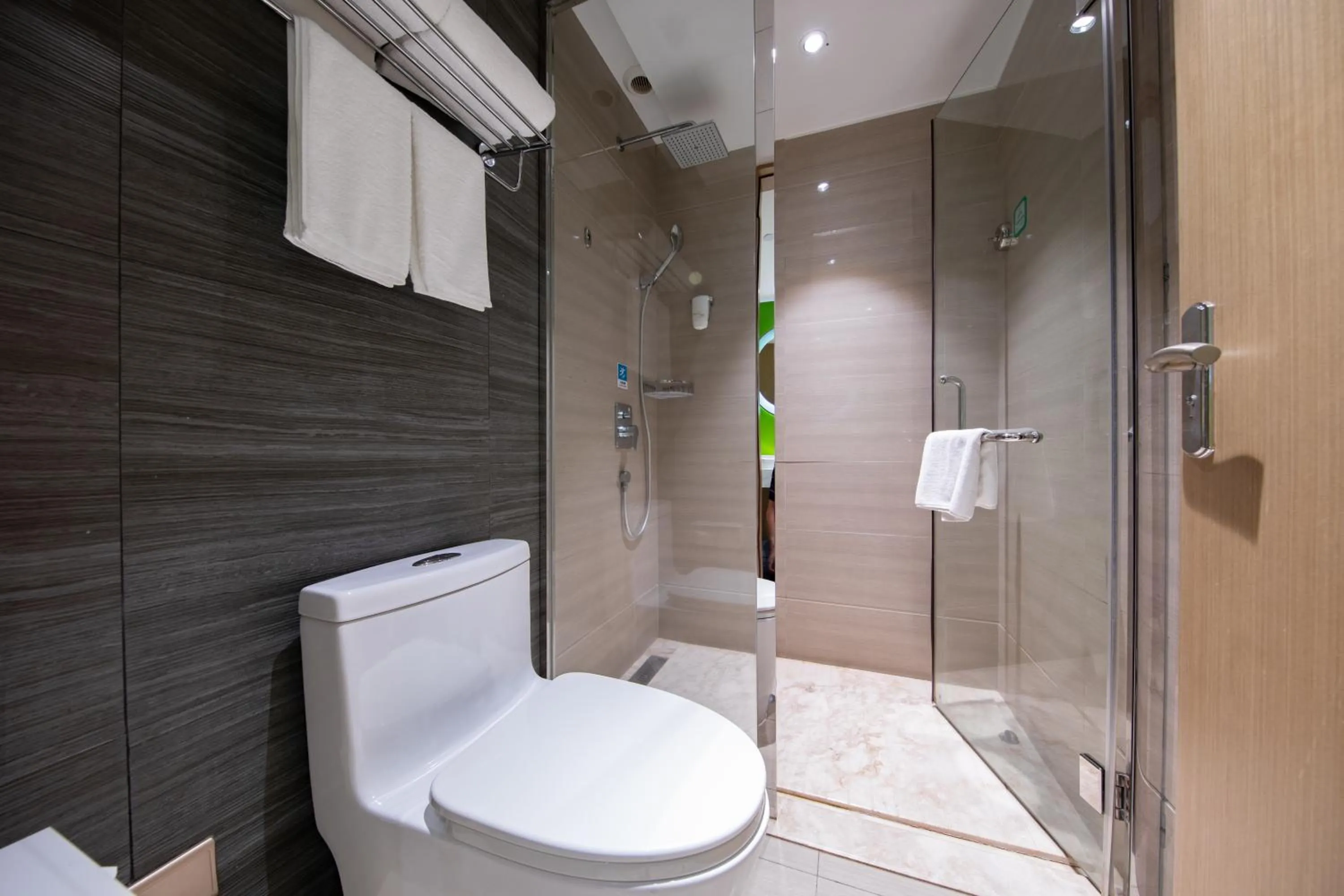 Toilet in Ibis Styles XM Zhongshan Hotel