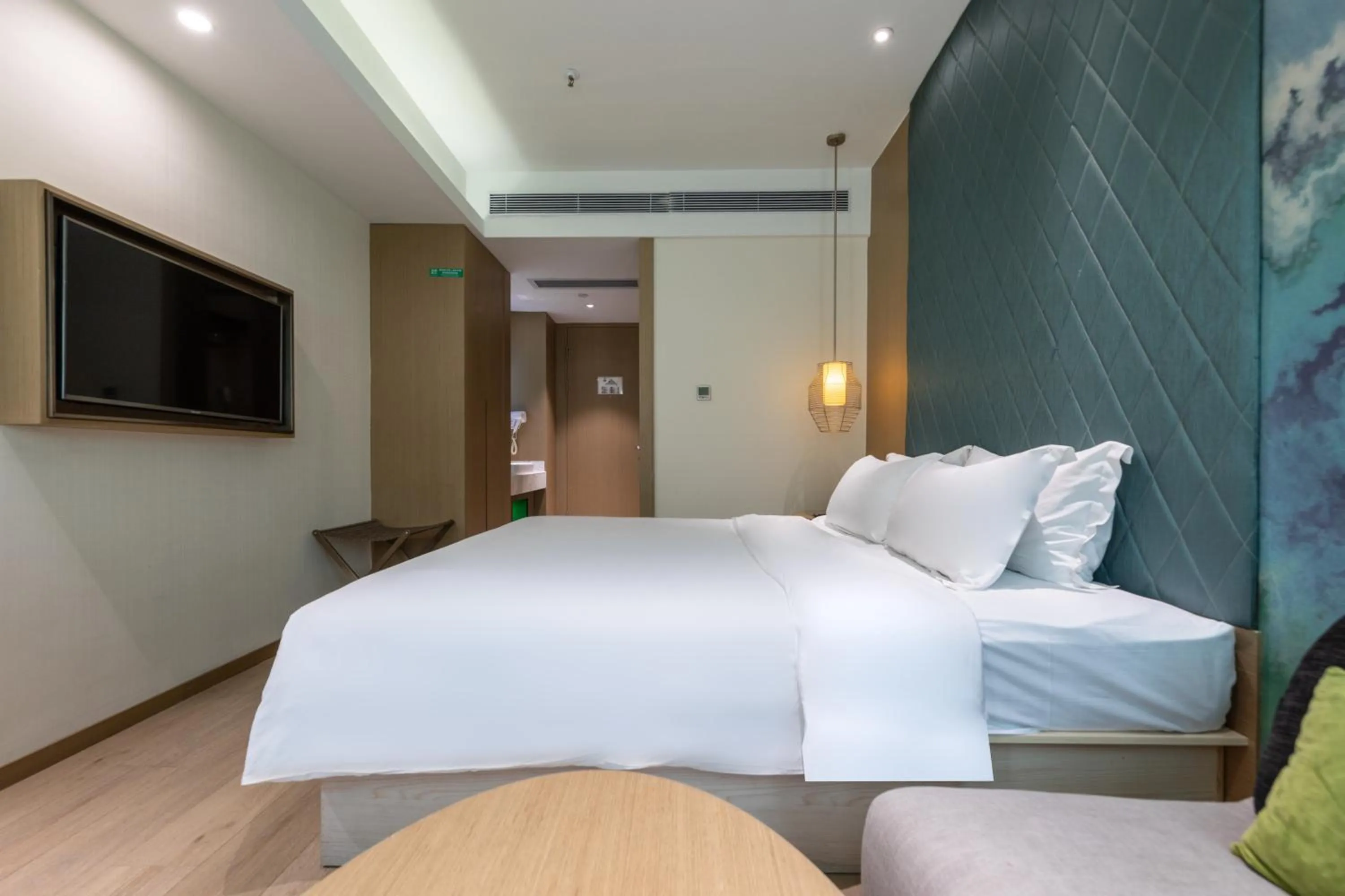 People, Bed in Ibis Styles XM Zhongshan Hotel