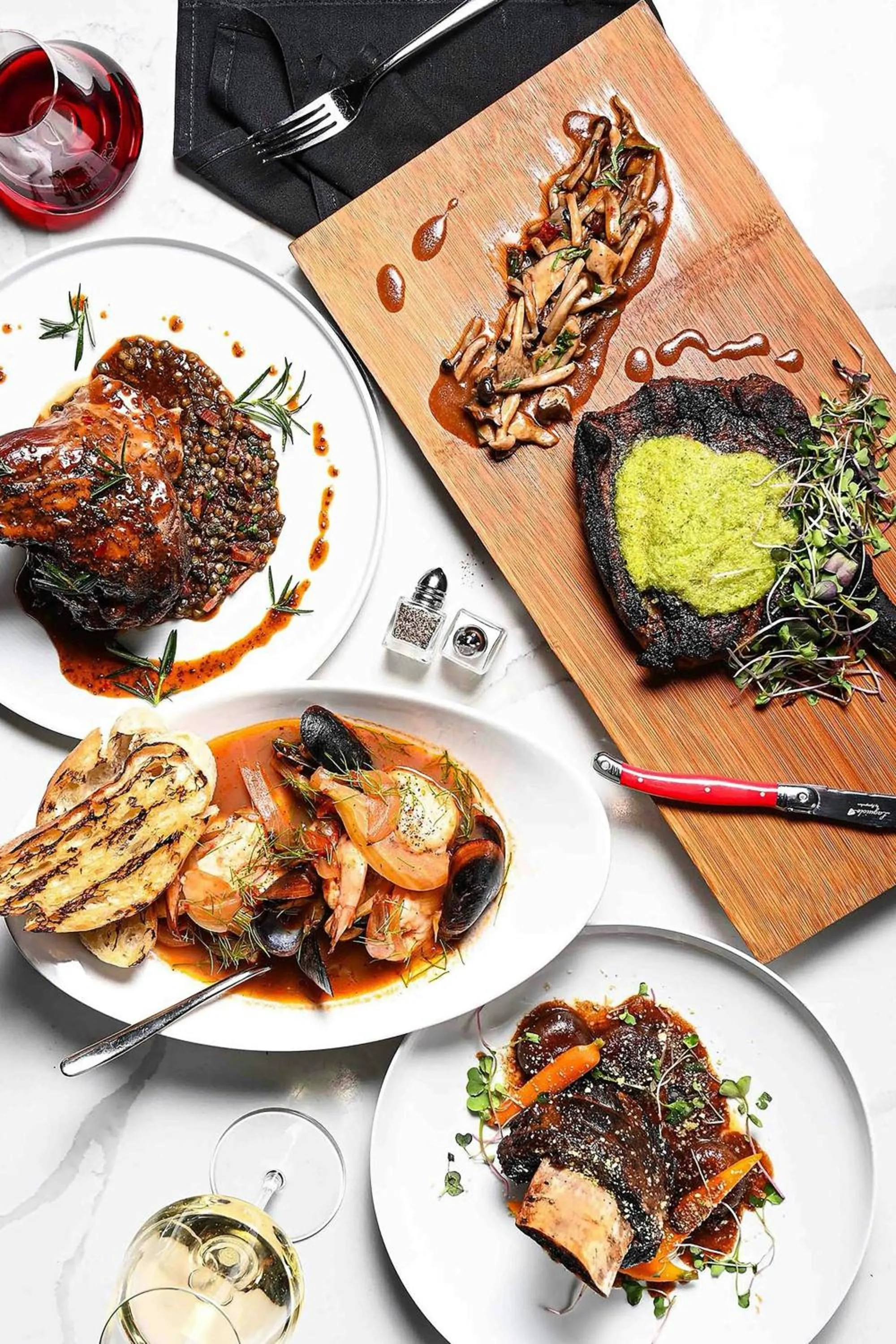 Restaurant/places to eat in Hotel EMC2, Autograph Collection