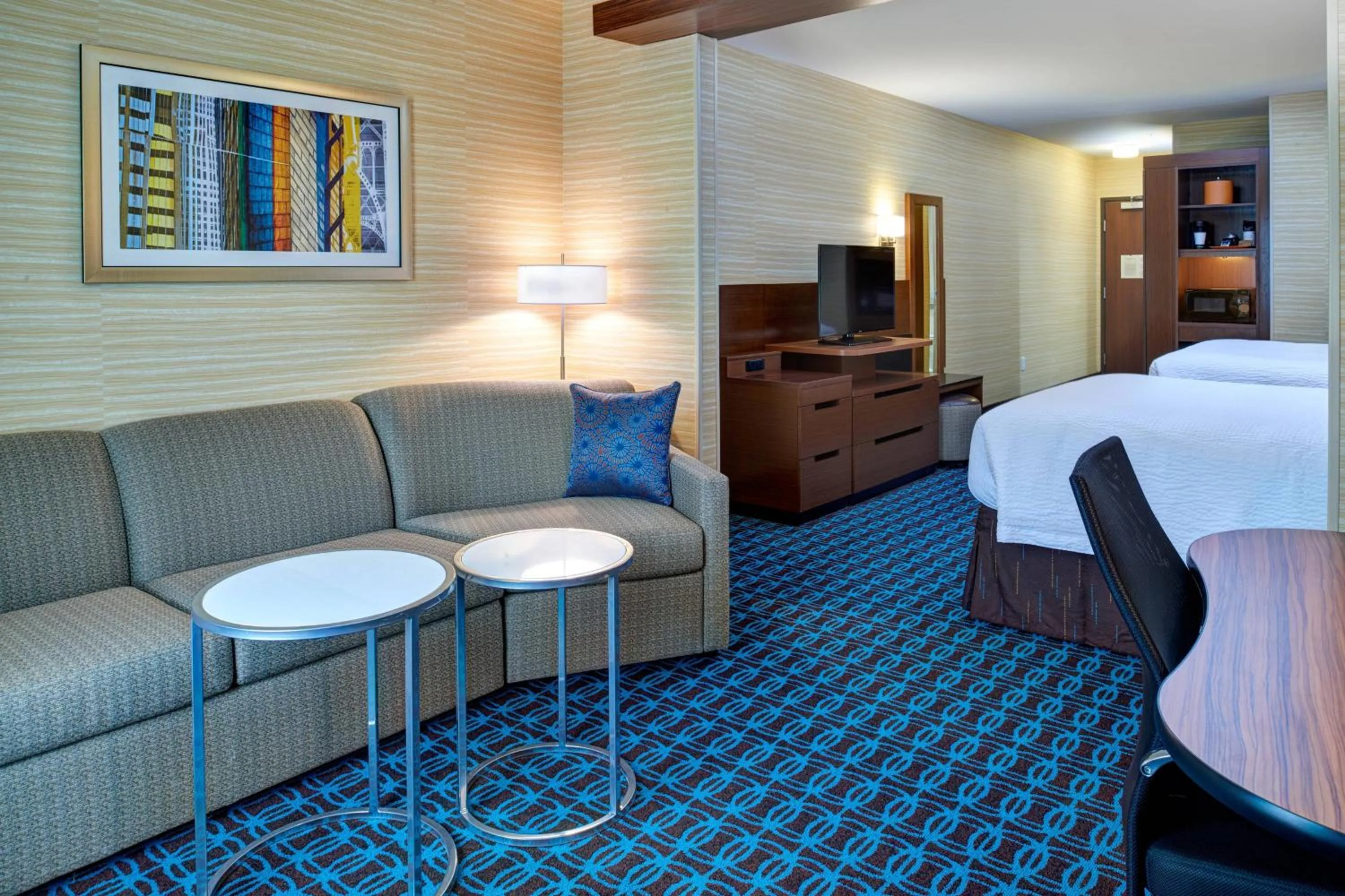 Living room, Bed in Fairfield Inn & Suites by Marriott Detroit Troy