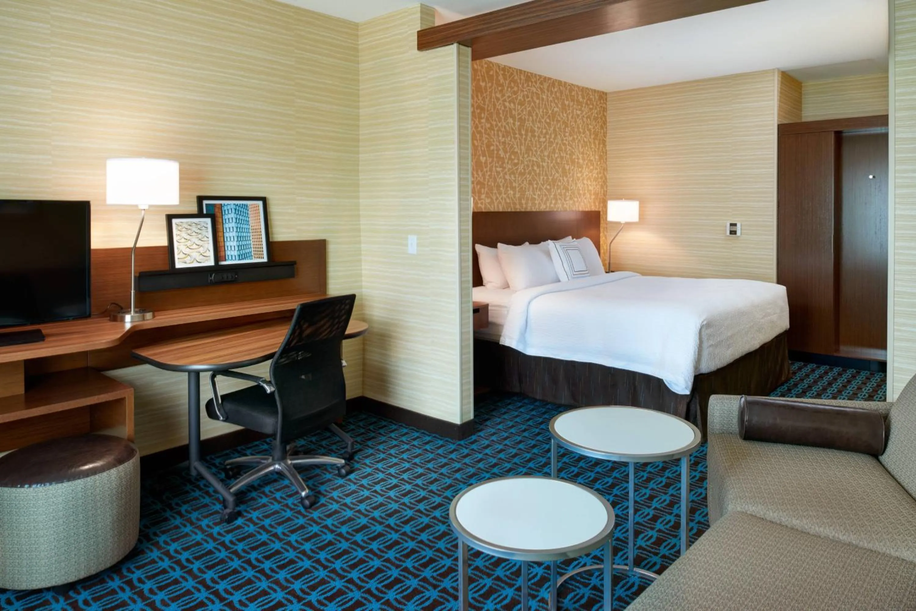 Living room, Bed in Fairfield Inn & Suites by Marriott Detroit Troy