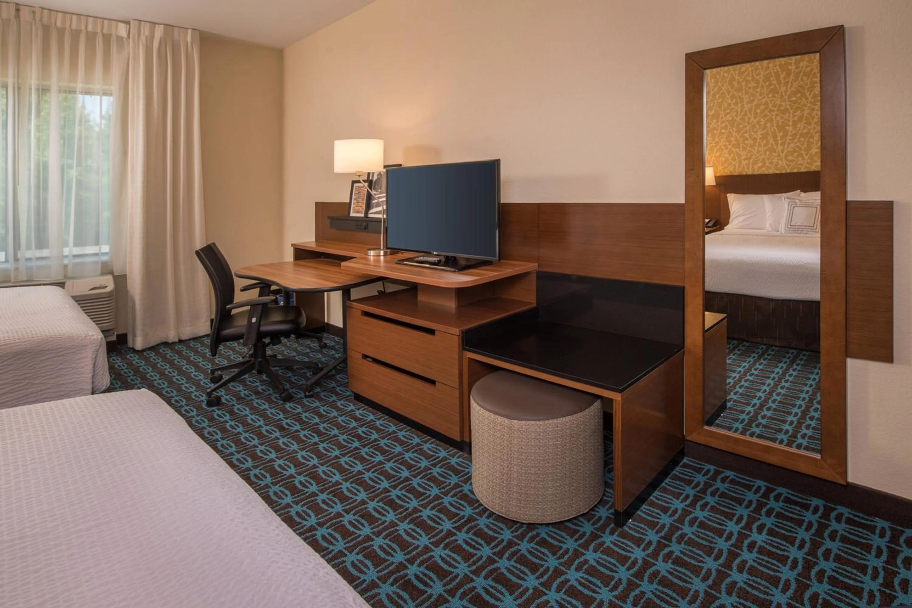 Living room, Bed in Fairfield Inn & Suites by Marriott Richmond Ashland
